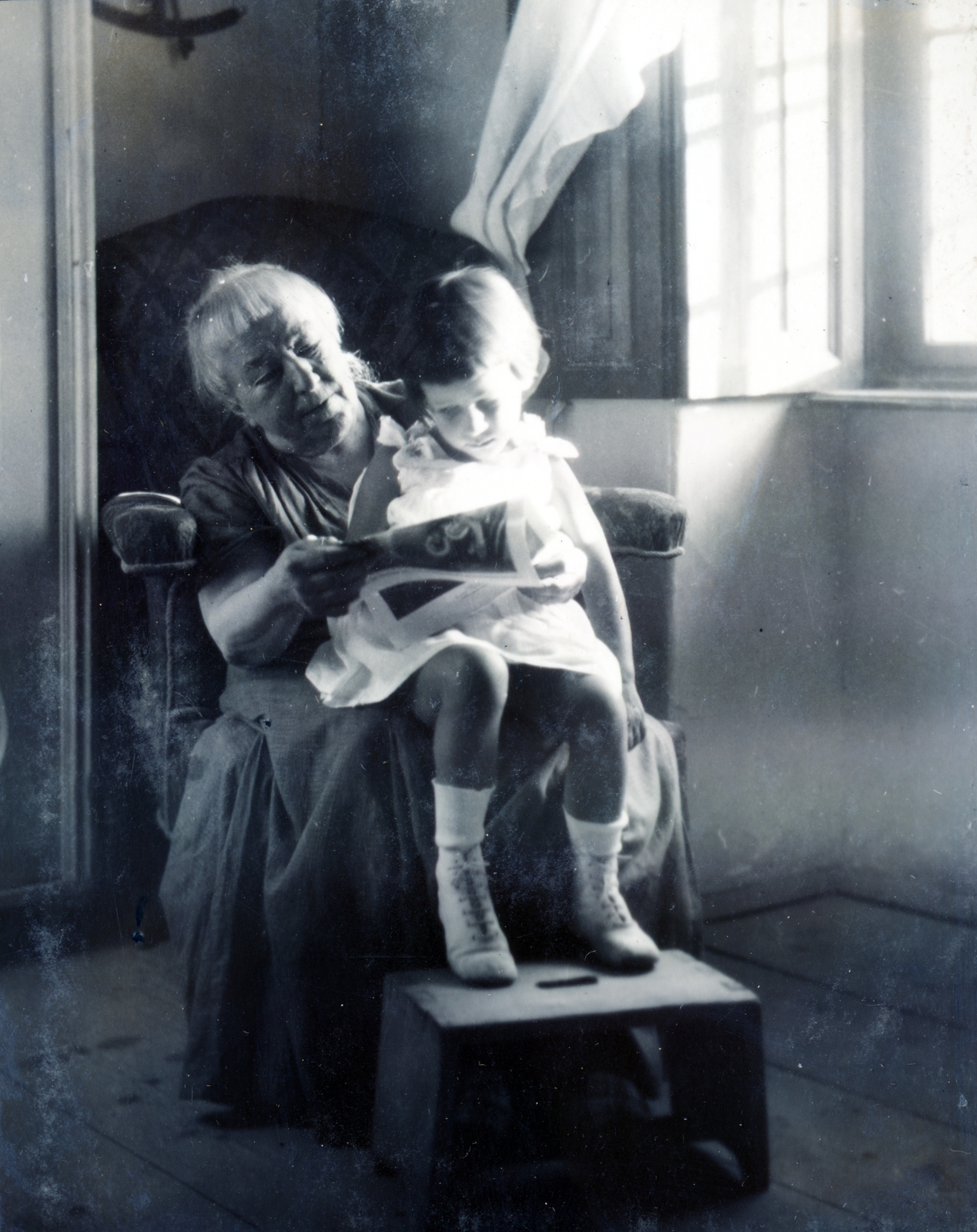 Hungary,Lake Balaton, Paloznak, Pongrácz-kastély., 1932, Boda Balázs, sitting on lap, footstool, grandparent, girl, reading, sunshine, Fortepan #160391