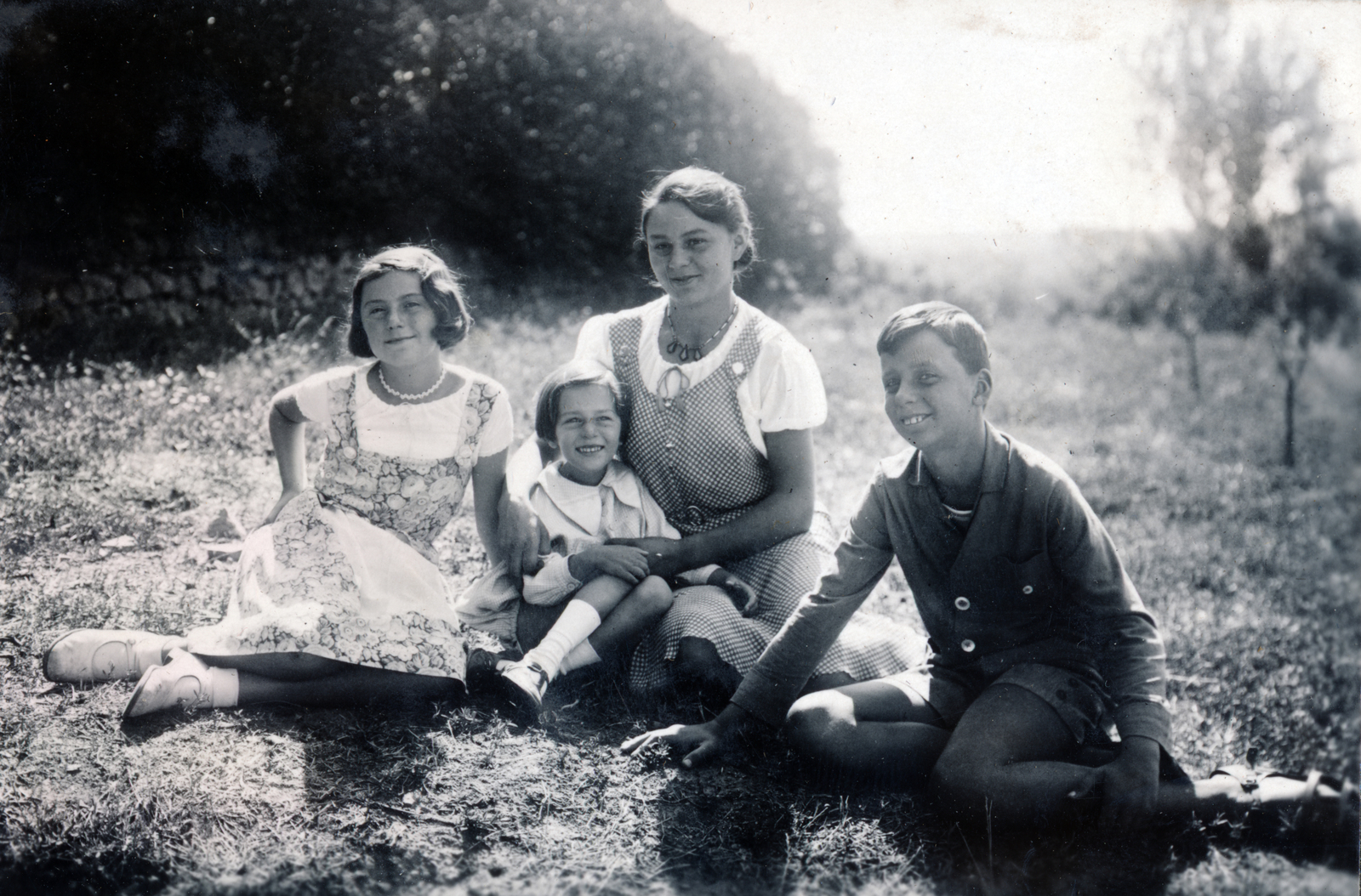 Magyarország,Balaton, Paloznak, Venyige utca, kúria és vincellérház, később Boda-Ponori Thewrewk nyaraló., 1933, Boda Balázs, csoportkép, földön ülés, ellenfény, Fortepan #160396
