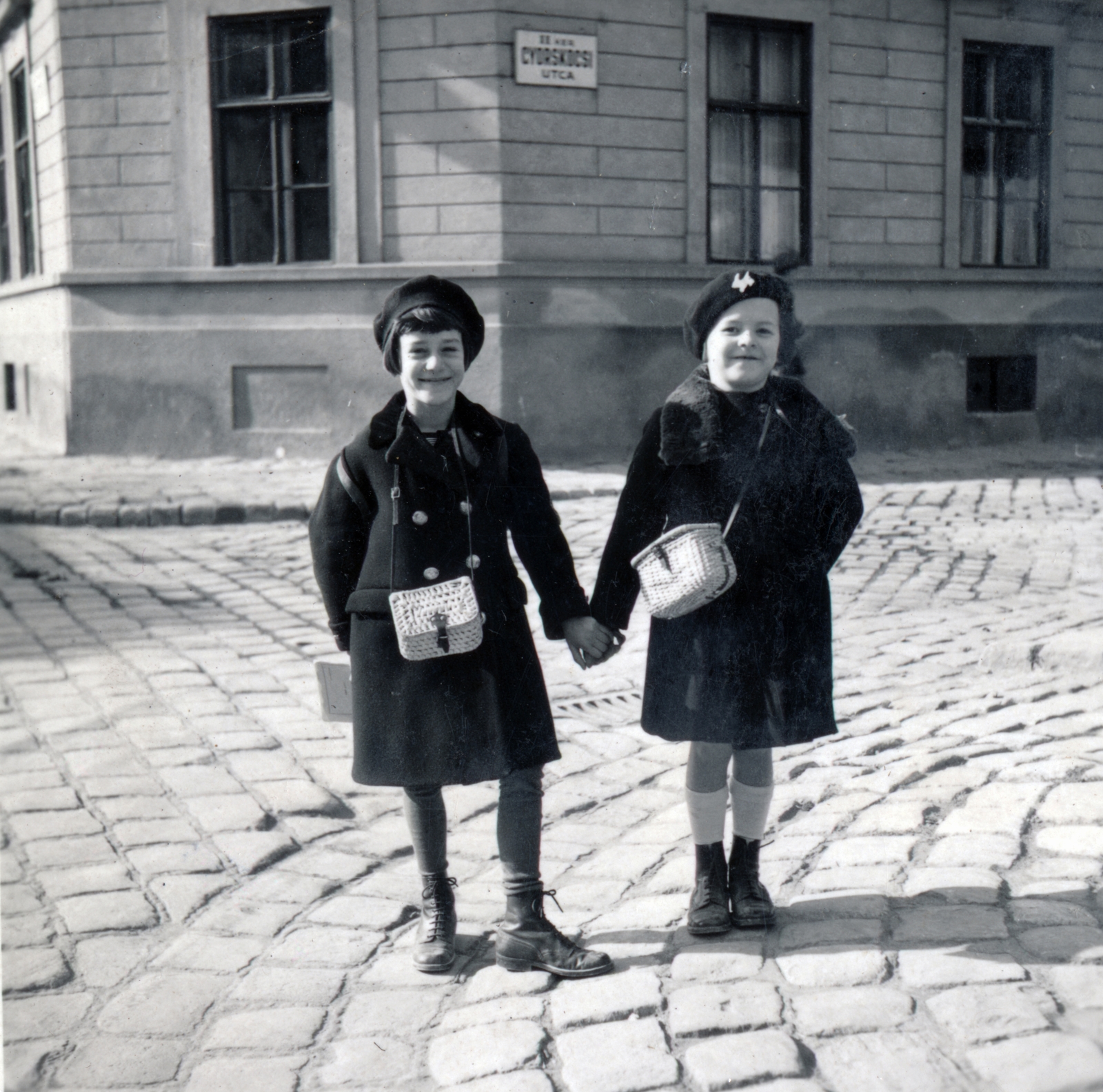 Magyarország, Budapest II., Csalogány utca - Gyorskocsi utca sarok., 1936, Boda Balázs, Budapest, lányok, kézenfogva, fonott táska, egyensapka, Fortepan #160404