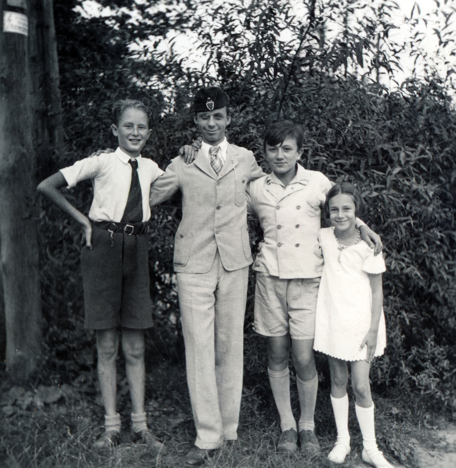 Hungary,Lake Balaton, Paloznak, Pongrácz-kastély., 1937, Boda Balázs, tableau, kids, arms around shoulders, caps, Fortepan #160420