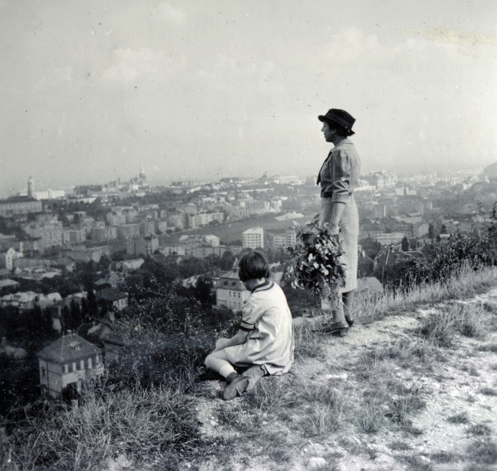 Hungary, Budapest XII.,Budapest I., Kissvábhegy, kilátás a budai Vár felé., 1937, Boda Balázs, Budapest, bouquet, looking into the distance, Fortepan #160422