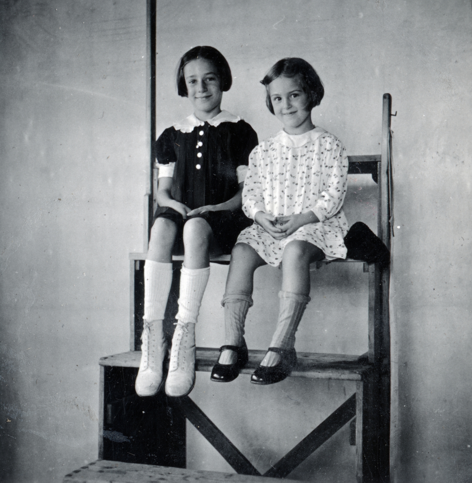 1937, Boda Balázs, girls, sitting with hands on knees, high-top shoes, sitting on a ladder, Fortepan #160425
