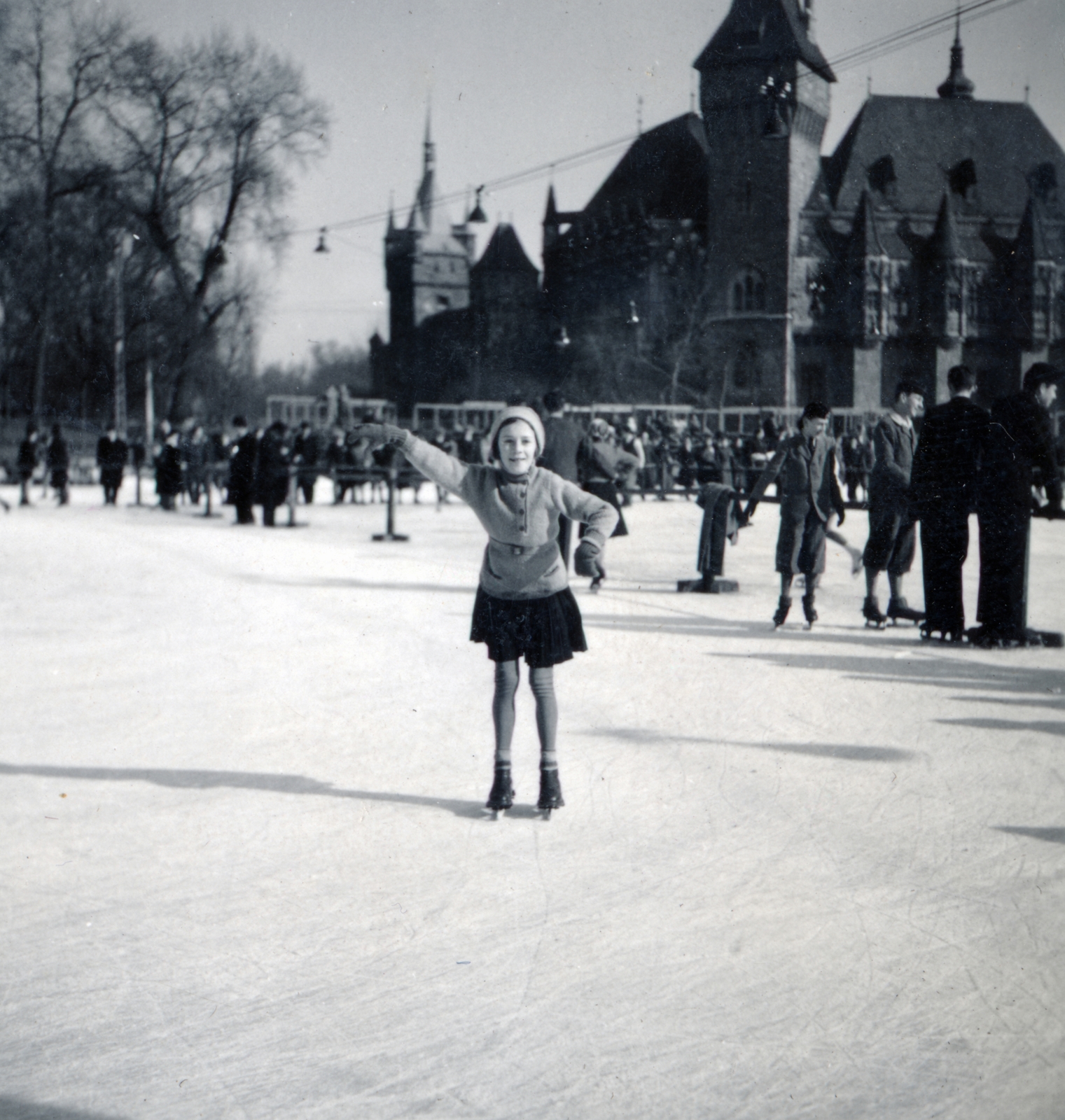 Hungary, Budapest XIV., Műjégpálya, háttérben a Vajdahunyad vára., 1937, Boda Balázs, Budapest, girl, Fortepan #160426