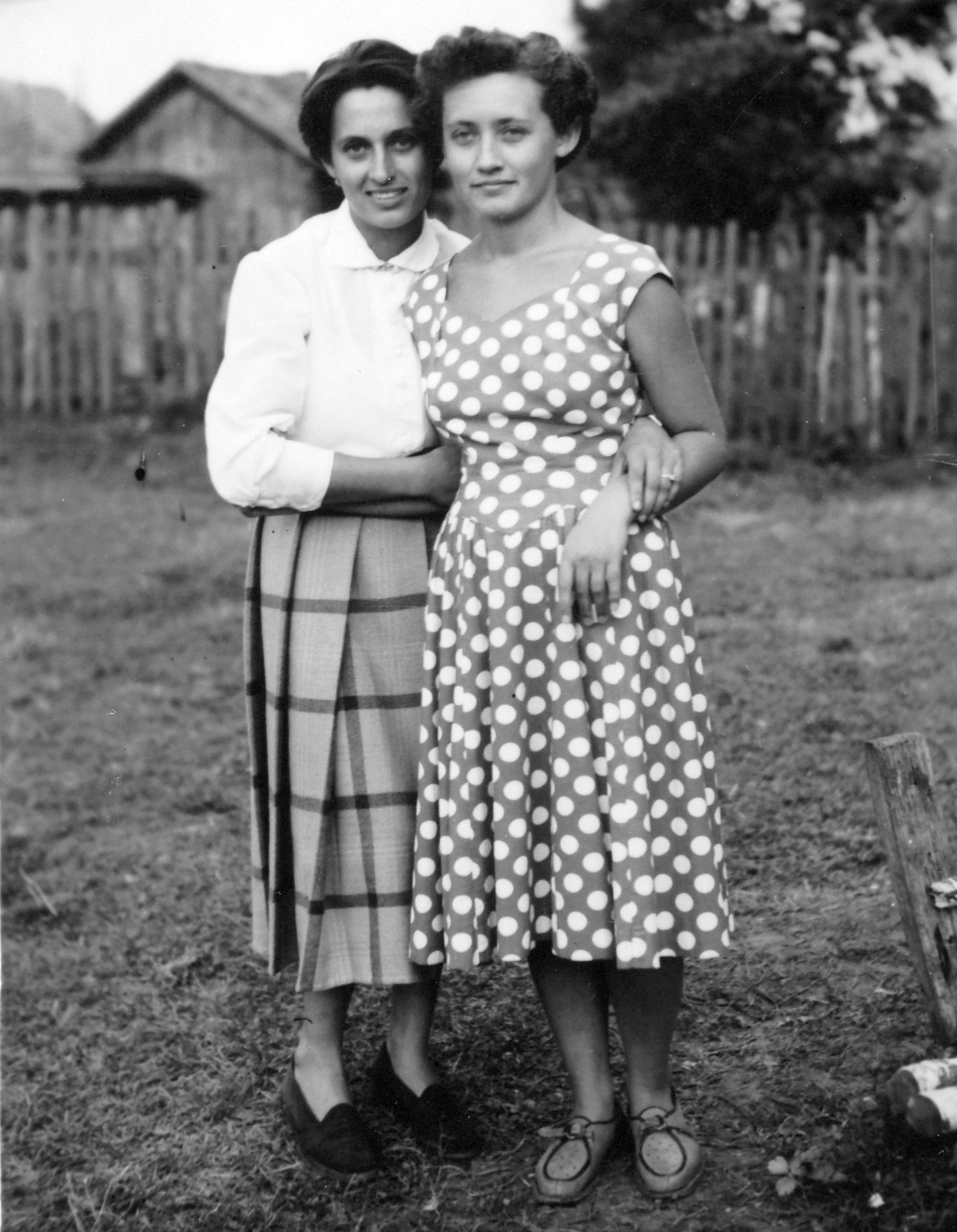 1956, Szilágyi Csaba, yard, women, lath fence, double portrait, hold upper arms, Fortepan #16043
