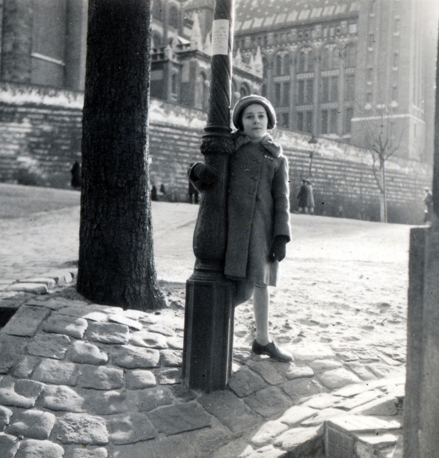 Hungary, Budapest I., a mai Európa Liget területe, háttérben a Magyar Országos Levéltár., 1938, Boda Balázs, Budapest, hat, girl, coat, gloves, lamp post, Fortepan #160431