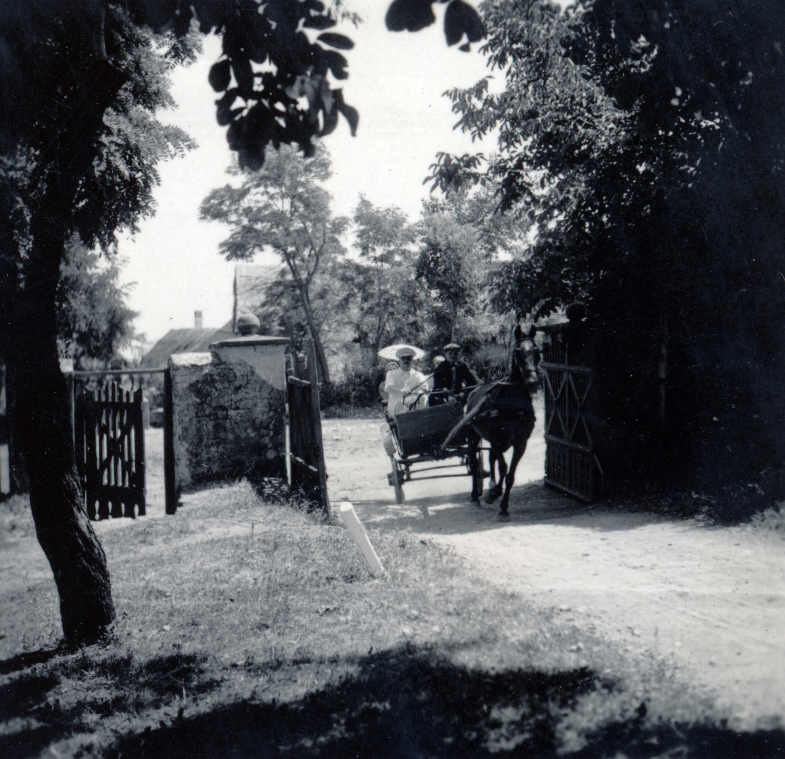 Hungary,Lake Balaton, Paloznak, 1938, Boda Balázs, coach, gate, Fortepan #160440