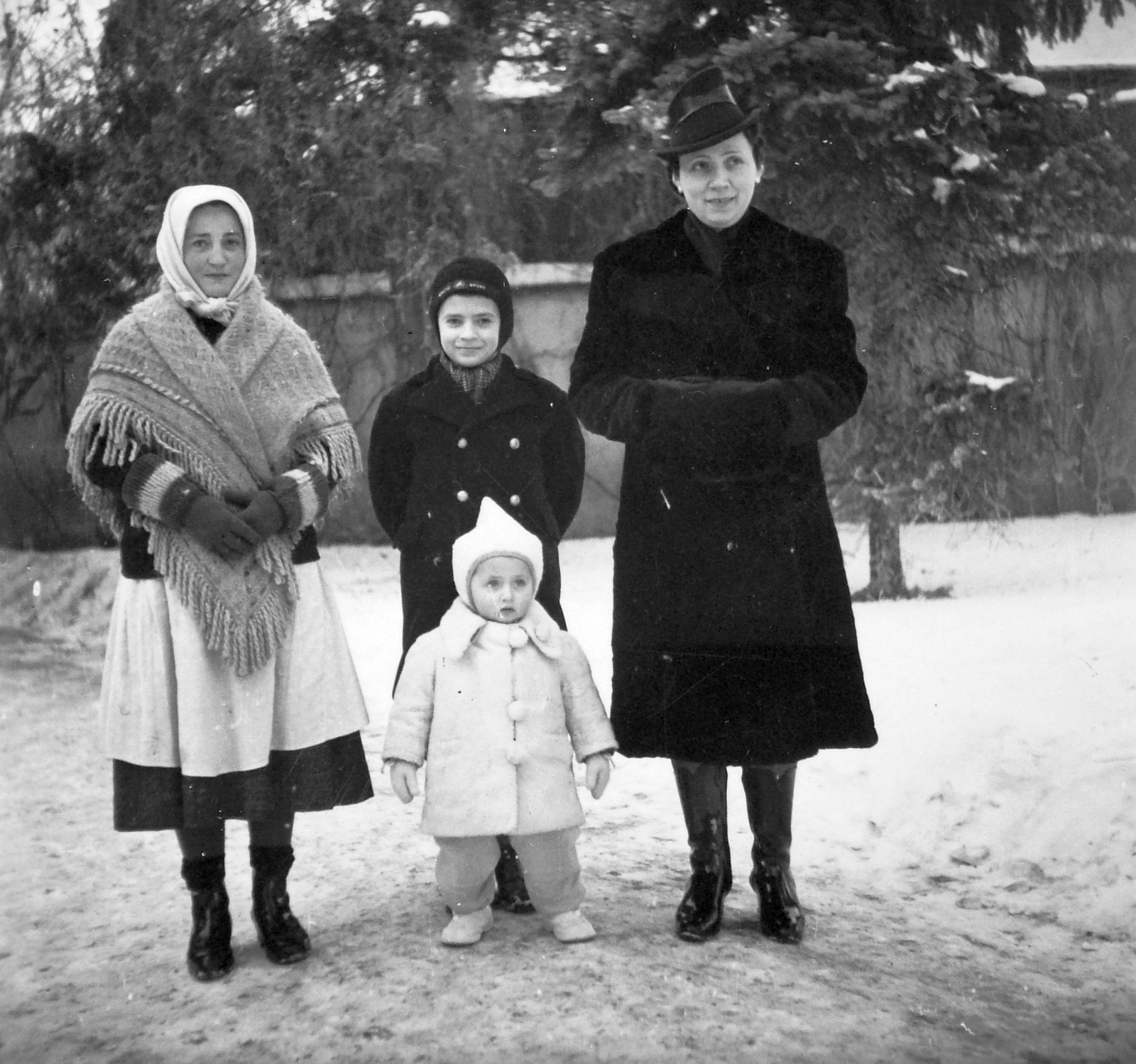 1938, Szilágyi Csaba, winter, kids, mother, shawl, servant, gloves, Fortepan #16045