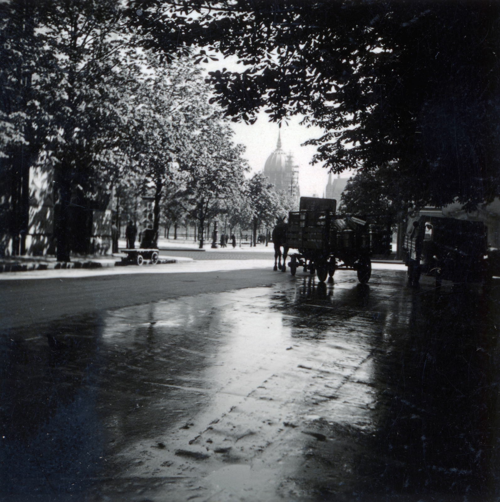 Hungary, Budapest I., Markovits Iván utca, balra a Vásárcsarnok, szemben a Duna túlpartján a Parlament., 1938, Boda Balázs, Budapest, street view, Horse-drawn carriage, alley, parliament, Fortepan #160474
