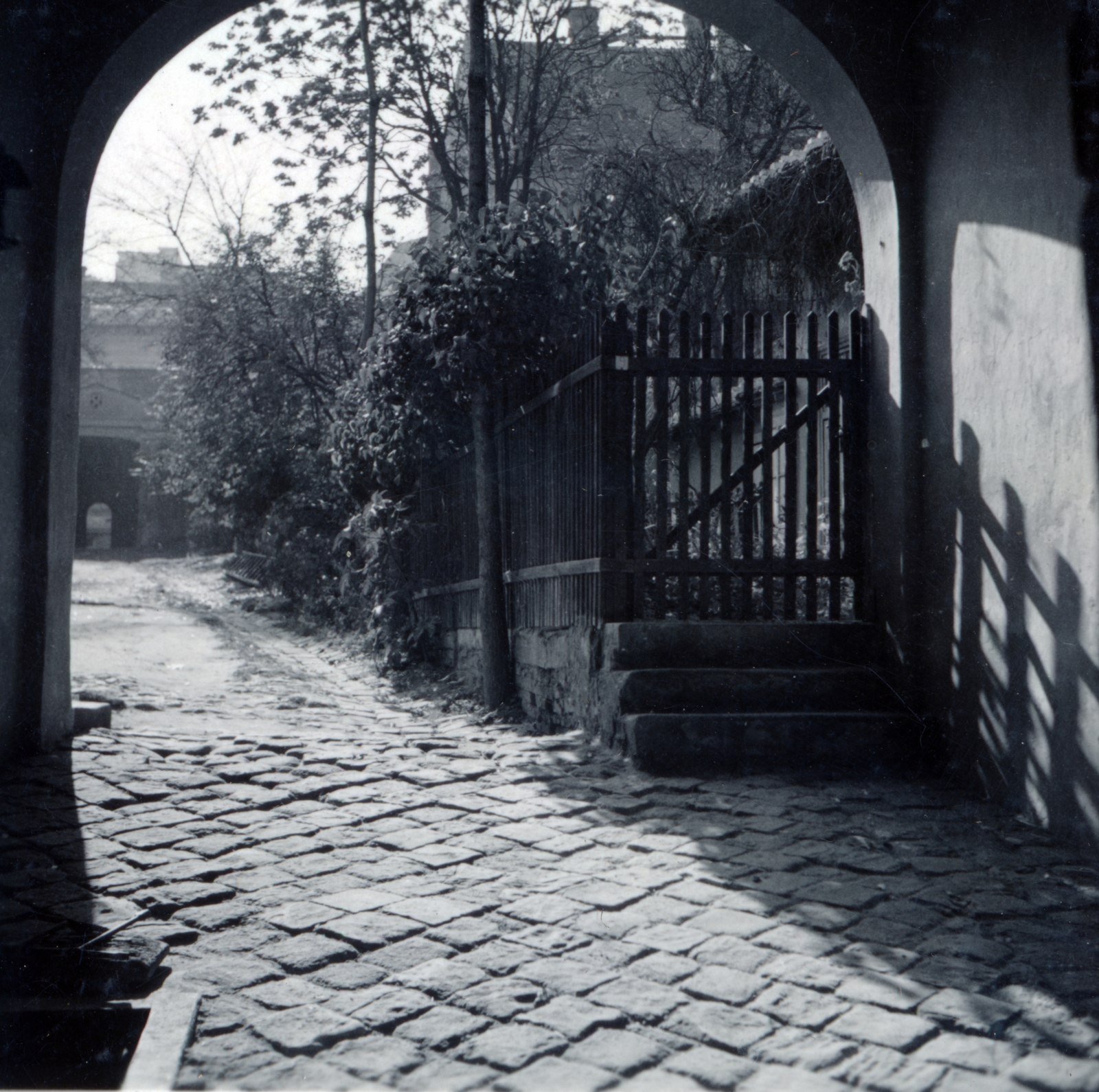 1938, Boda Balázs, arch, lath fence, yard, cobblestones, Fortepan #160476