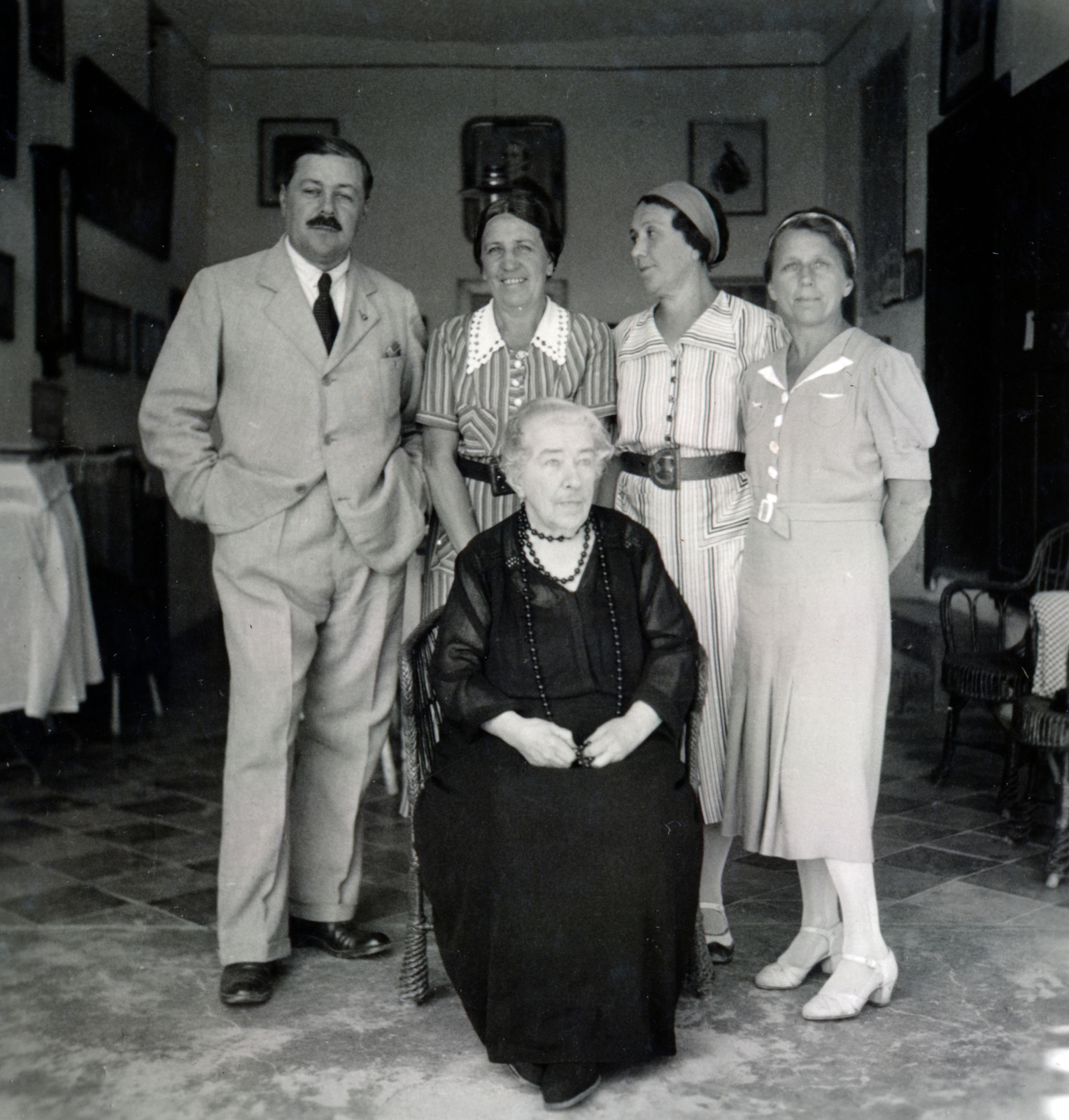 Hungary,Lake Balaton, Paloznak, Pongrácz-kastély., 1938, Boda Balázs, family, generations, women, man, tableau, Fortepan #160483