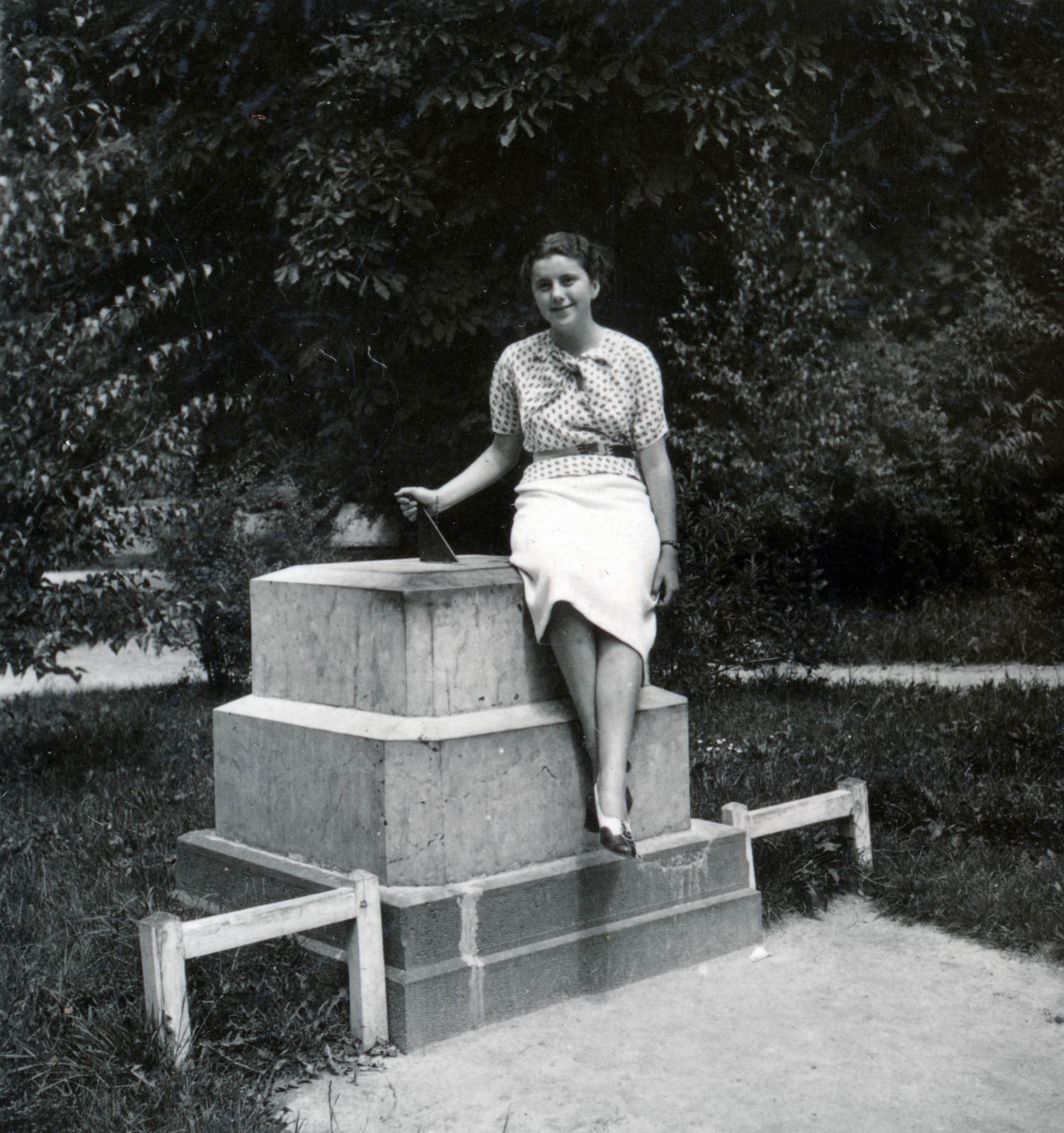 1938, Boda Balázs, hölgy, ül, talapzat, park, Fortepan #160485