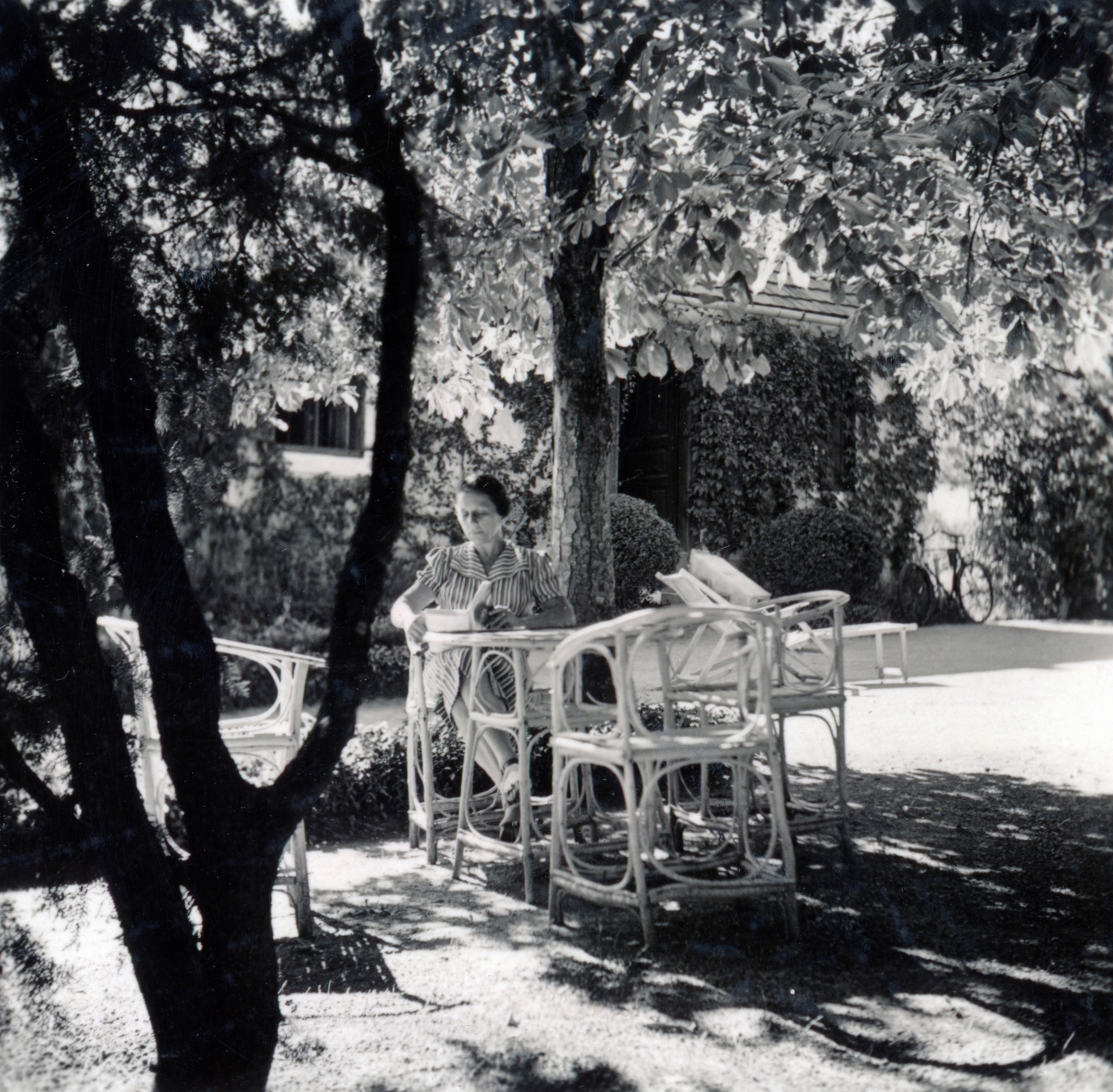 Hungary,Lake Balaton, Paloznak, Venyige utca, kúria és vincellérház, később Boda-Ponori Thewrewk nyaraló., 1938, Boda Balázs, lady, reading, garden furniture, greenery, Fortepan #160497