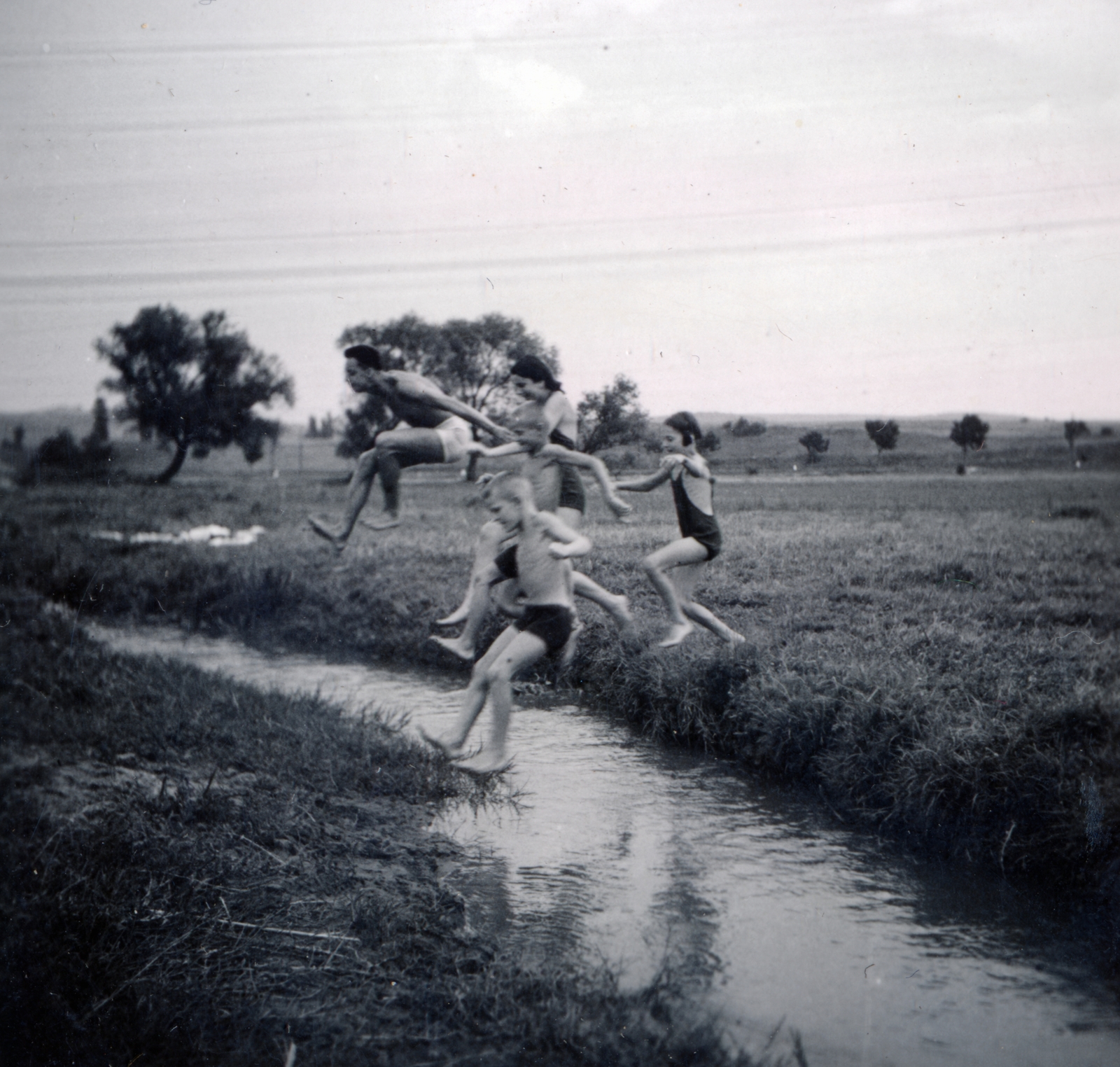 Hungary,Lake Balaton, Paloznak, Séd patak., 1938, Boda Balázs, youth, jump, Fortepan #160501