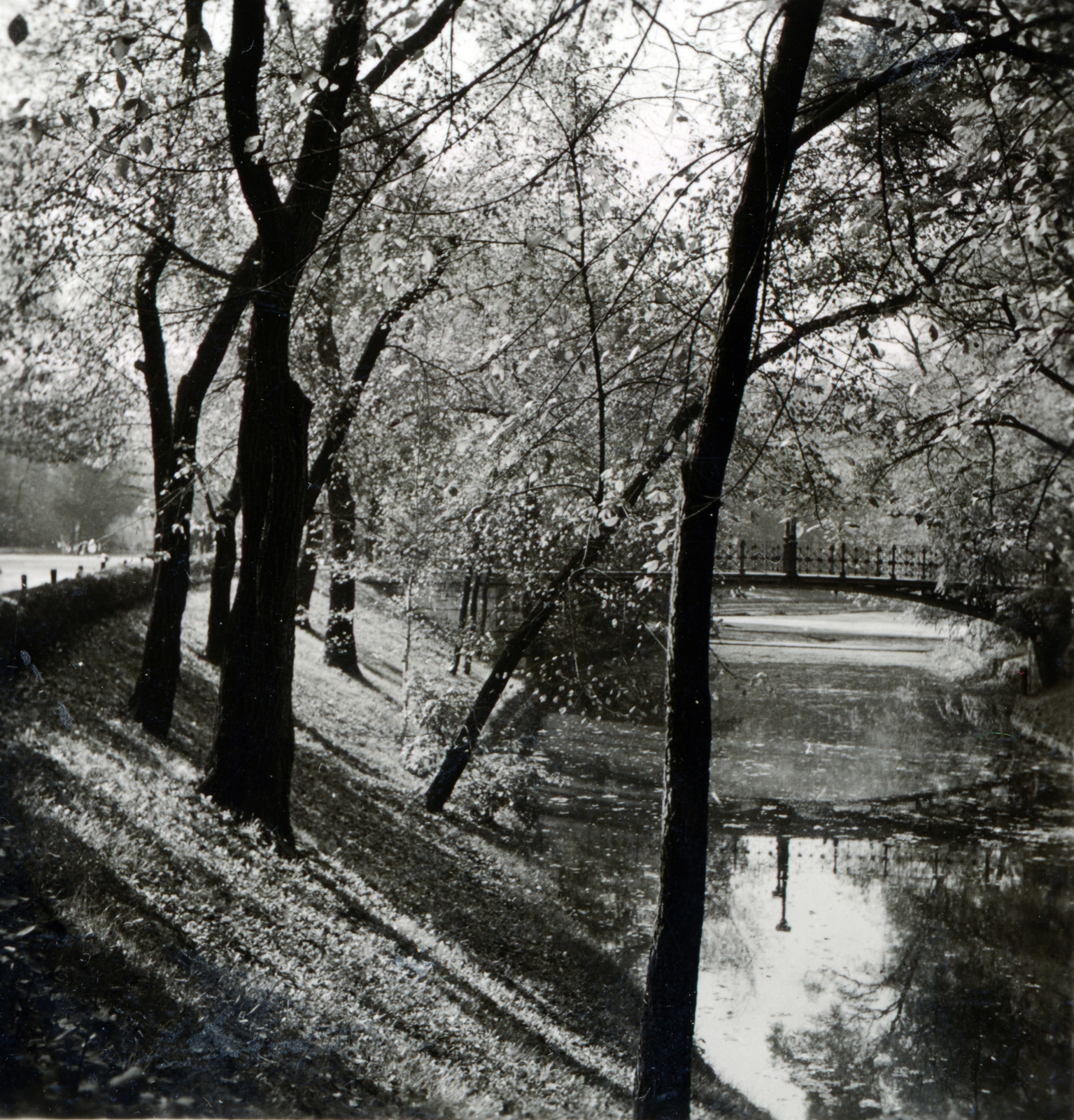 Hungary, Budapest XIV., Paál László út, szemben gyalogos híd a Vajdahunyad várához., 1938, Boda Balázs, Budapest, shore, reflection, wood, Fortepan #160511