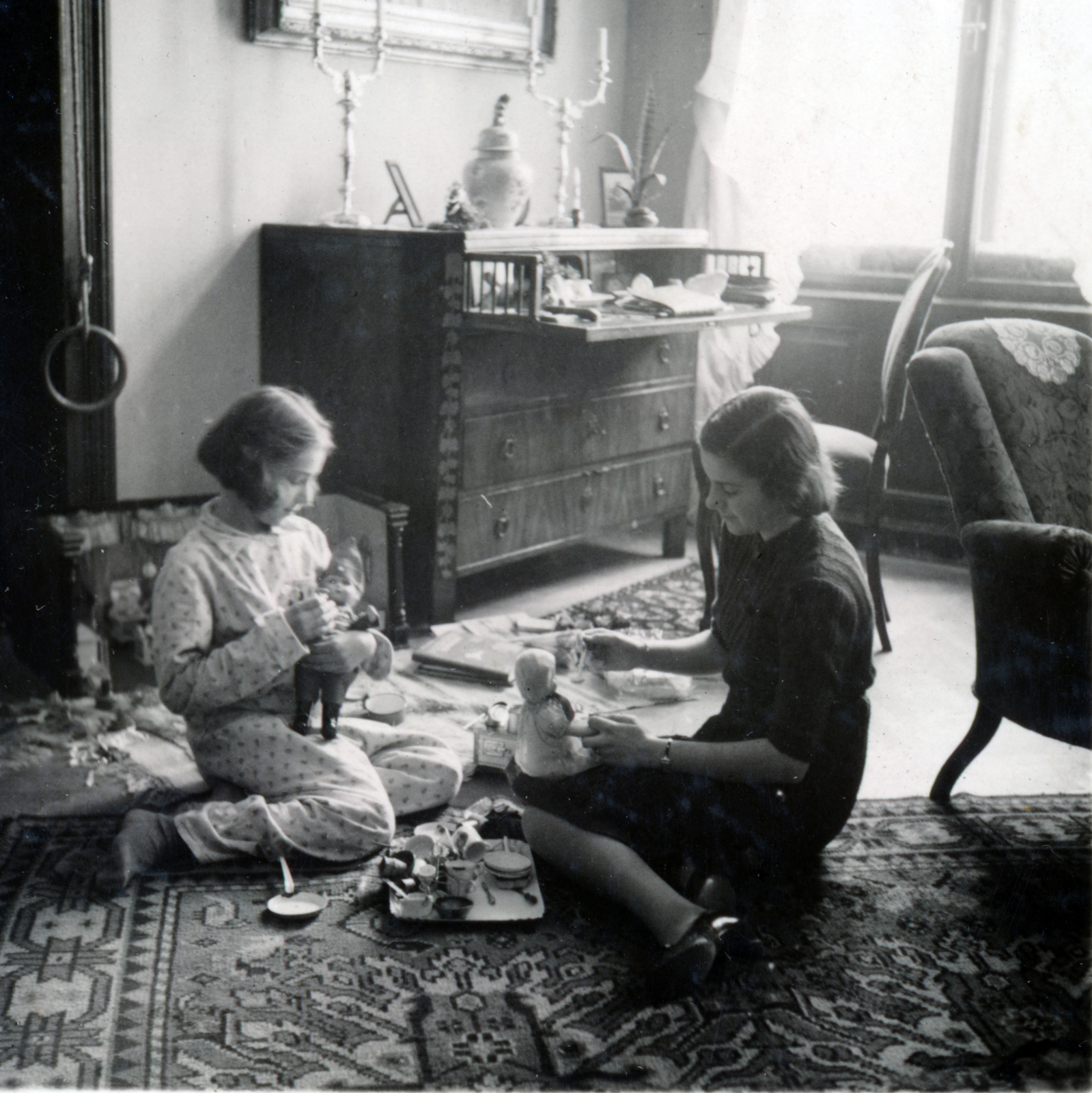 1938, Boda Balázs, girls, sitting on the ground, toy doll, interior, Fortepan #160516