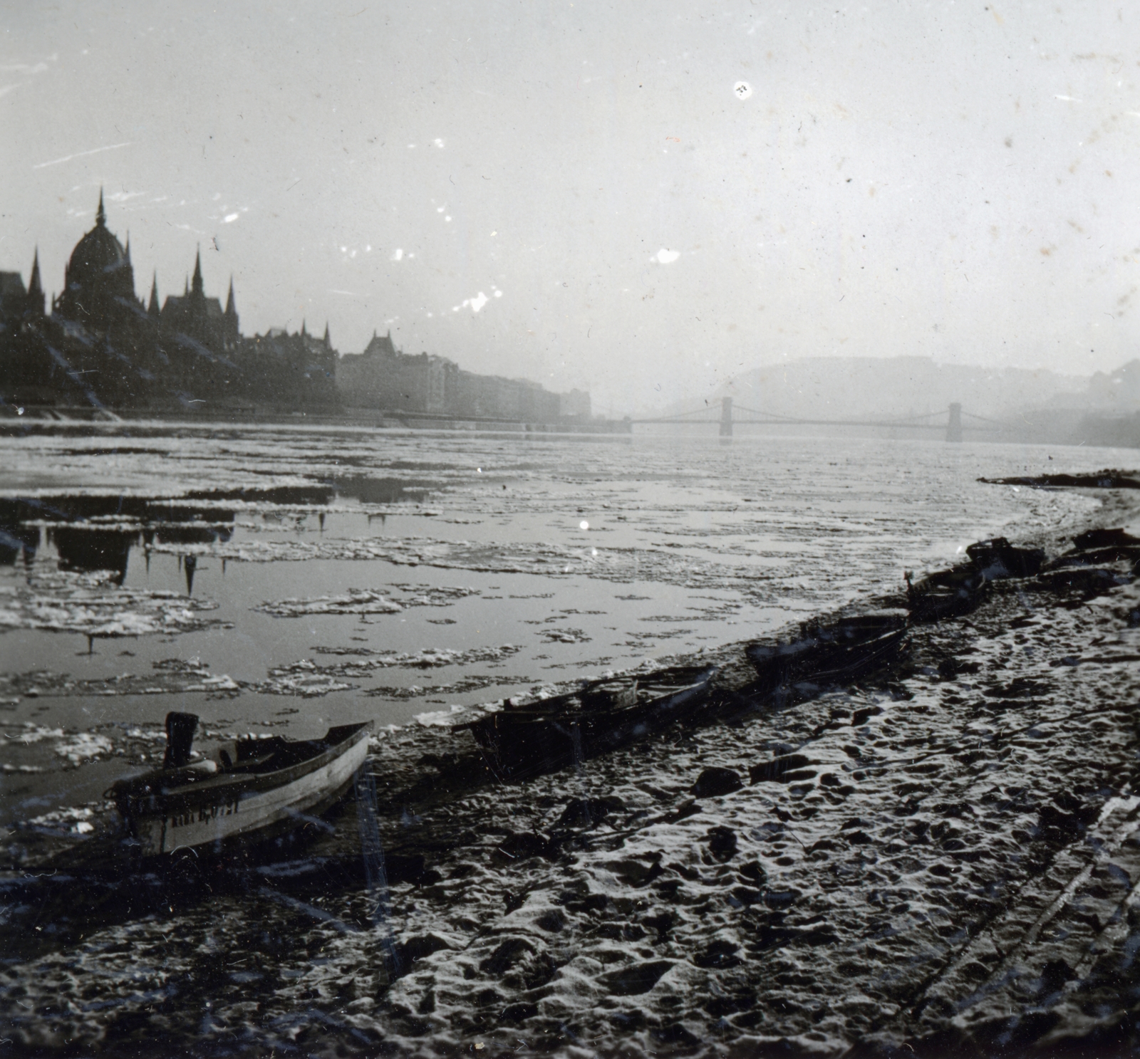 Hungary, Budapest II.,Budapest V., a Parlament és a Széchenyi Lánchíd a budai alsó rakpart felől., 1939, Boda Balázs, shore, Budapest, ice breaking, Fortepan #160518