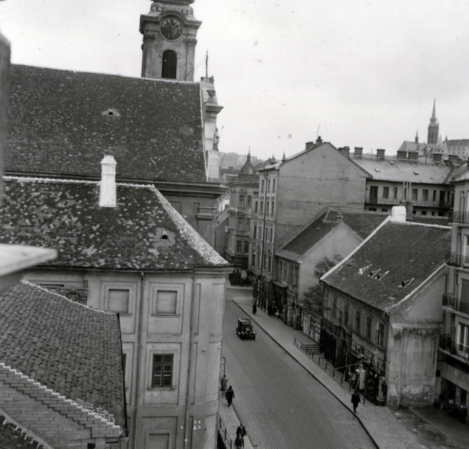 Magyarország, Budapest I.,Budapest II., kilátás a Fő utca 49. számú házból a Batthyány utca felé, balra a Szent Ferenc sebei templom és az egykori ferences kolostor., 1939, Boda Balázs, utcakép, Budapest, Fortepan #160522