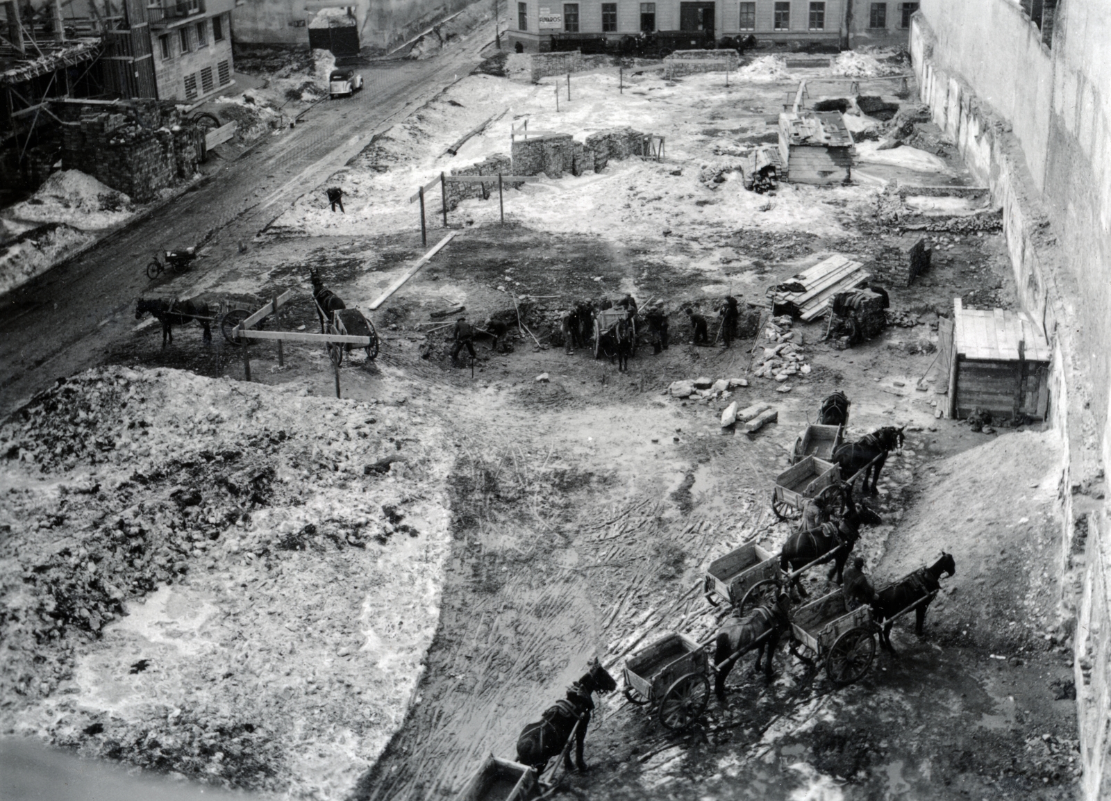 Hungary, Budapest I.,Budapest II., kilátás a Fő utca 49. számú házból a Gyorskocsi utca felé, balra a Csalogány utca, az előtérben a Csalogány utca 3/a-3/d építkezése., 1939, Boda Balázs, cart, Budapest, vacant land, Fortepan #160535