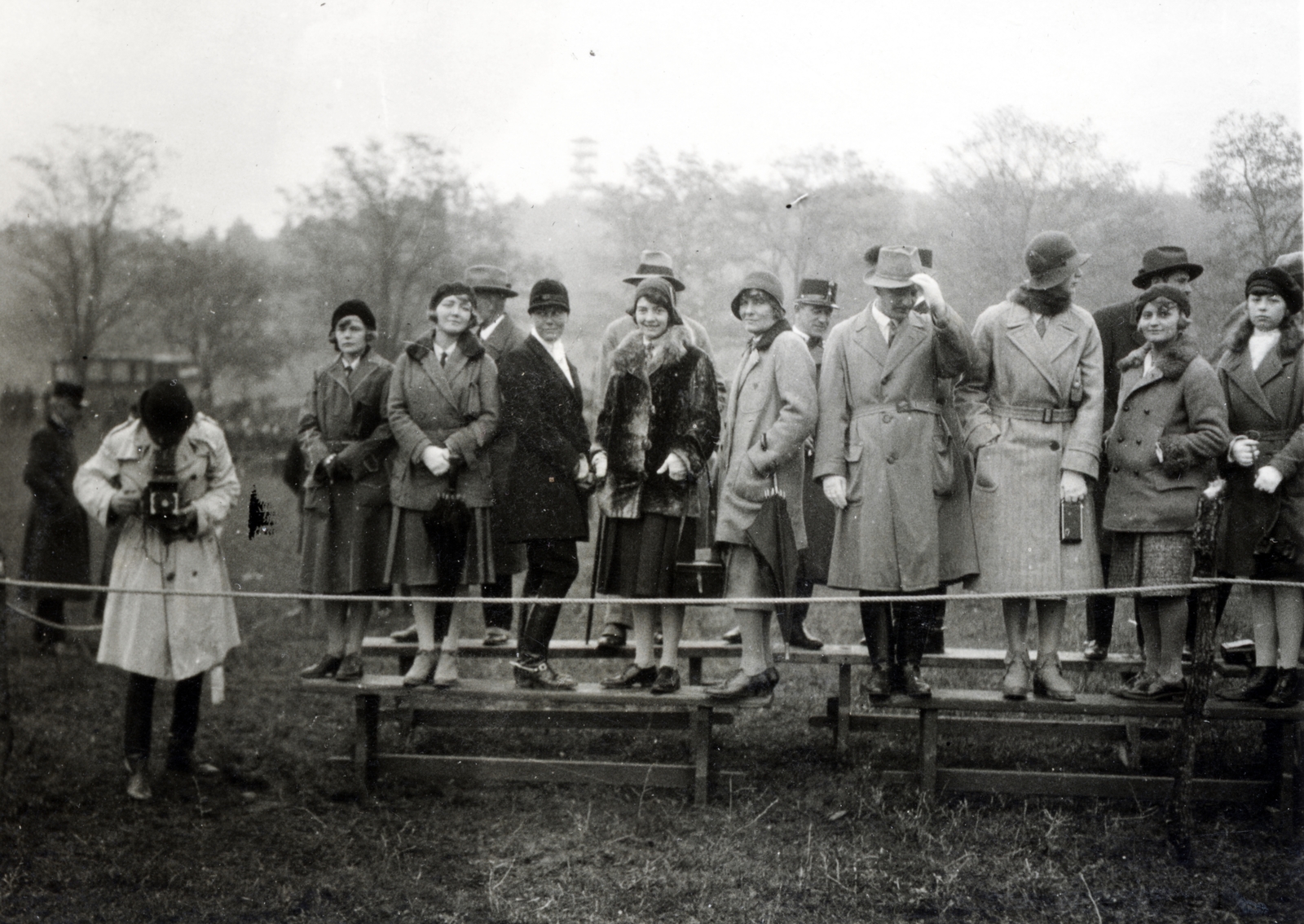Hungary, Sopron, Bécsi út, katonai gyakorlótér / levente repülőtér., 1930, Boda Balázs, women, photography, coat, fur coat, standing on a bench, Fortepan #160540