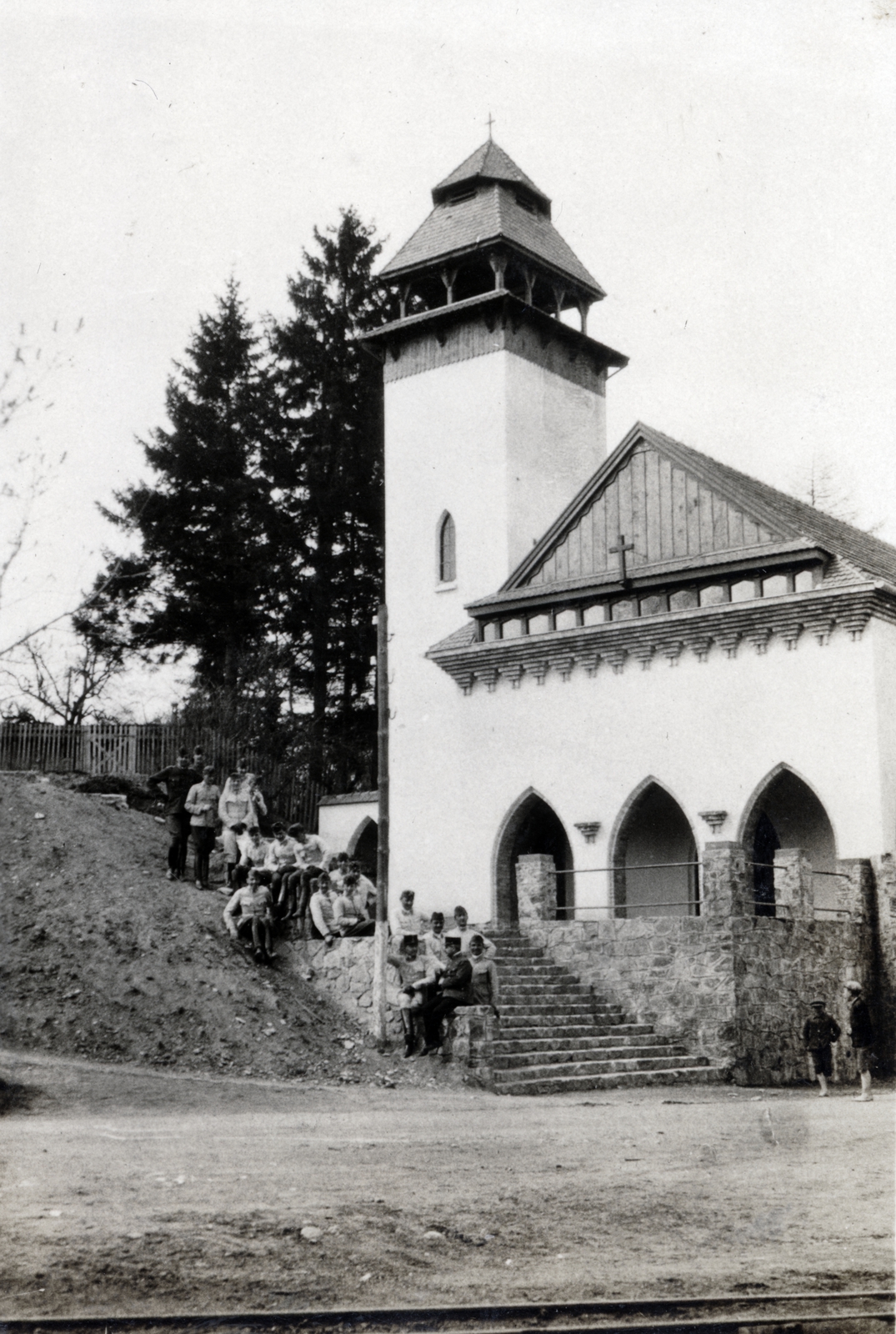 Hungary, Sopron, Brennbergbánya, Szent Borbála-templom., 1931, Boda Balázs, sitting on stairs, military, Fortepan #160553