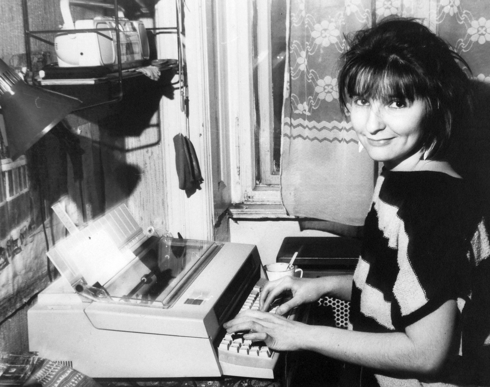 Hungary, Vágner Anna, az illegális Beszélő folyóirat gépírónője., 1987, Hegedűs Judit, cold war, typewriter, samizdat, regime change, Fortepan #16056