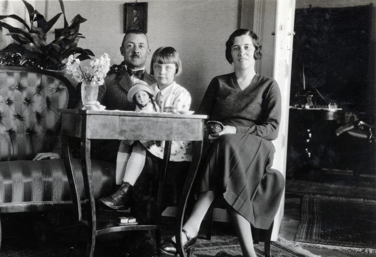 Hungary, Budapest I., Rőder Vilmos altábor­nagy, későbbi honvédelmi miniszter a családjával., 1932, Boda Balázs, Budapest, three people, toy doll, Fortepan #160564