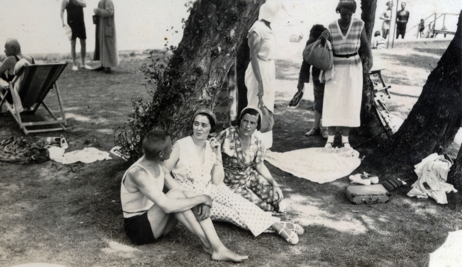 Magyarország, Balatonföldvár, előtérben balra Rőder Vilmos altábornagy, későbbi honvédelmi miniszter., 1932, Boda Balázs, pihenés, árnyék, földön ülés, Fortepan #160578