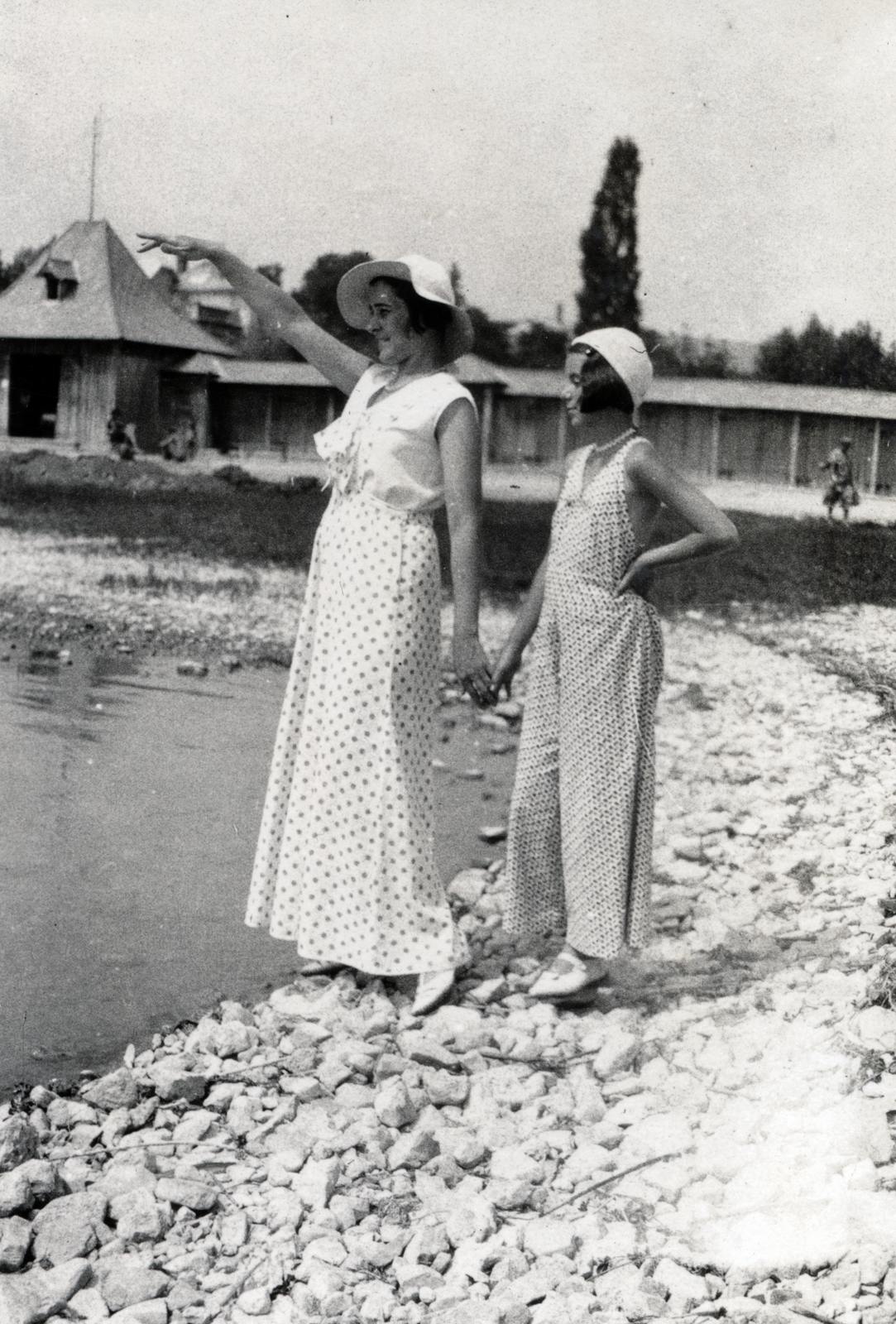 Hungary,Lake Balaton, Csopak, strand., 1932, Boda Balázs, shore, mother, akimbo, hold hands, summer dresses, gesture, girl, Fortepan #160581
