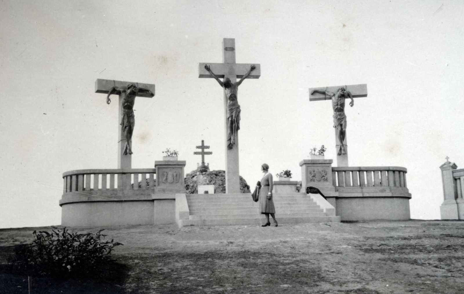 Hungary,Lake Balaton, Tihany, Attila domb, IV. Károly kálvária (Siklódy Lőrinc, 1927.), háttérben a hármas halom a király emléktáblájával., 1932, Boda Balázs, cross, double crest, Fortepan #160583