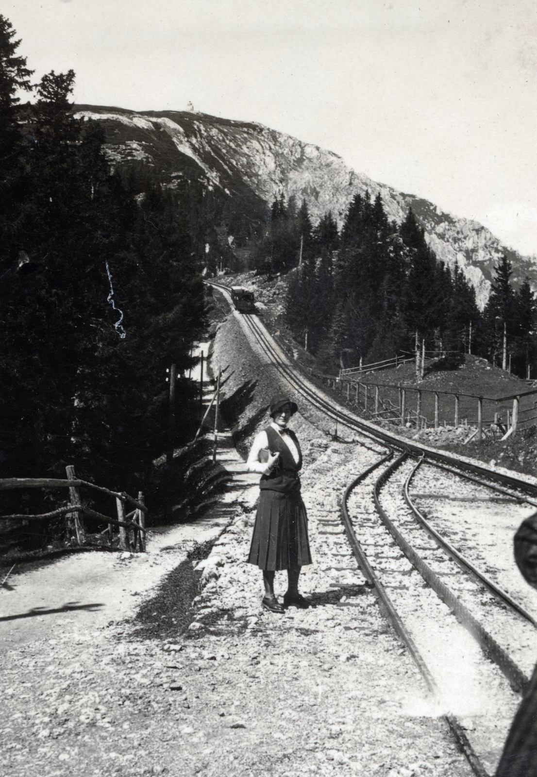 Austria, a Puchberg és Hochschneeberg között közlekedő fogaskerekű vasút, a Schneebergbahn. Baumgarten kitérős megállóhely., 1932, Boda Balázs, rails, hillside, Fortepan #160585