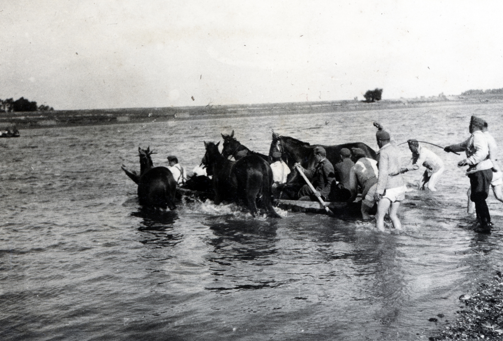 Magyarország, Győr, a Magyar Királyi Török Ignác 2. honvéd utászzászlóalj gyakorlótere a Mosoni-Dunán és a mai Iparcsatorna torkolatánál., 1933, Boda Balázs, folyó, lóúsztatás, lovaskocsi, Fortepan #160597