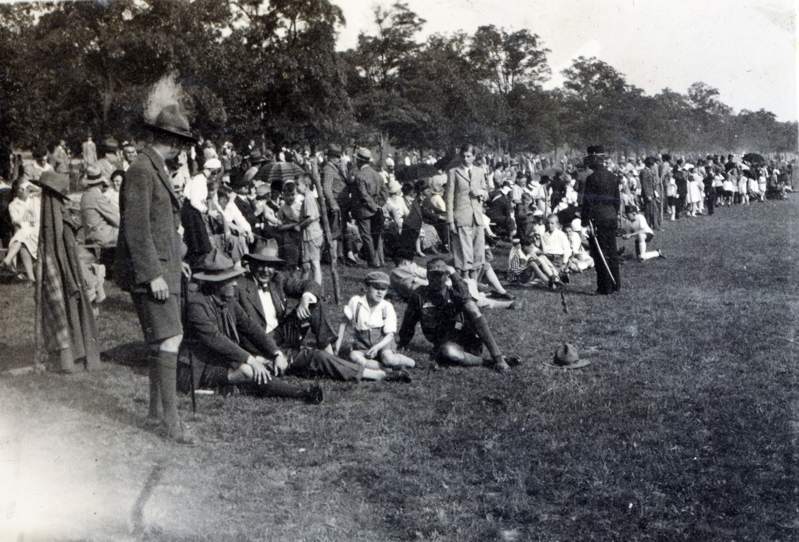 Hungary, Sopron, Bécsi út, katonai gyakorlótér / levente repülőtér., 1934, Boda Balázs, sitting on the ground, audience, Fortepan #160599