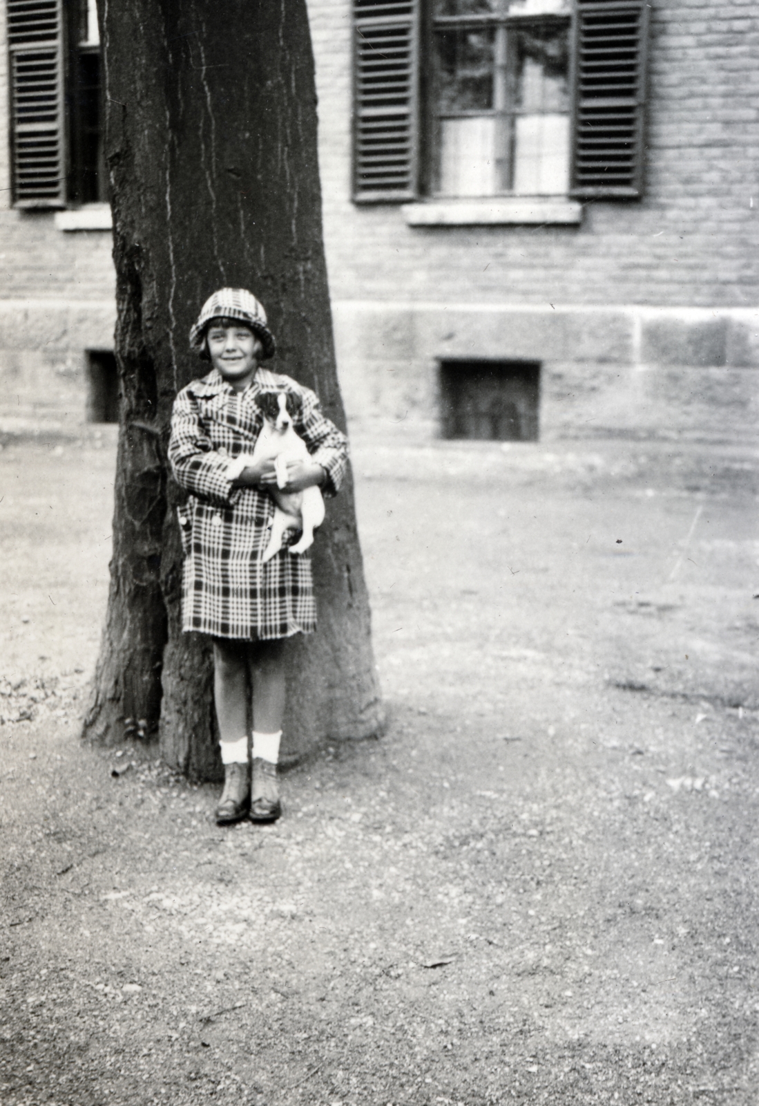 Hungary, Sopron, Baross út, a felvétel a lovassági laktanya udvarán készült., 1935, Boda Balázs, hat, hold in arms, girl, dog, coat, Fortepan #160603