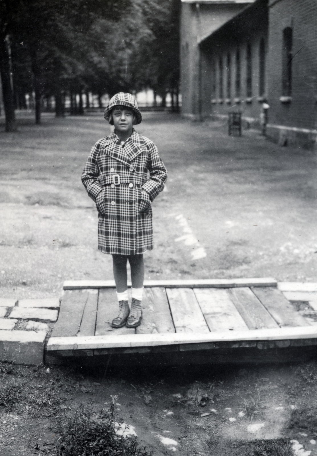 Hungary, Sopron, Baross út, a felvétel a lovassági laktanya udvarán készült., 1935, Boda Balázs, hat, coat, girl, hands in pockets, Fortepan #160604