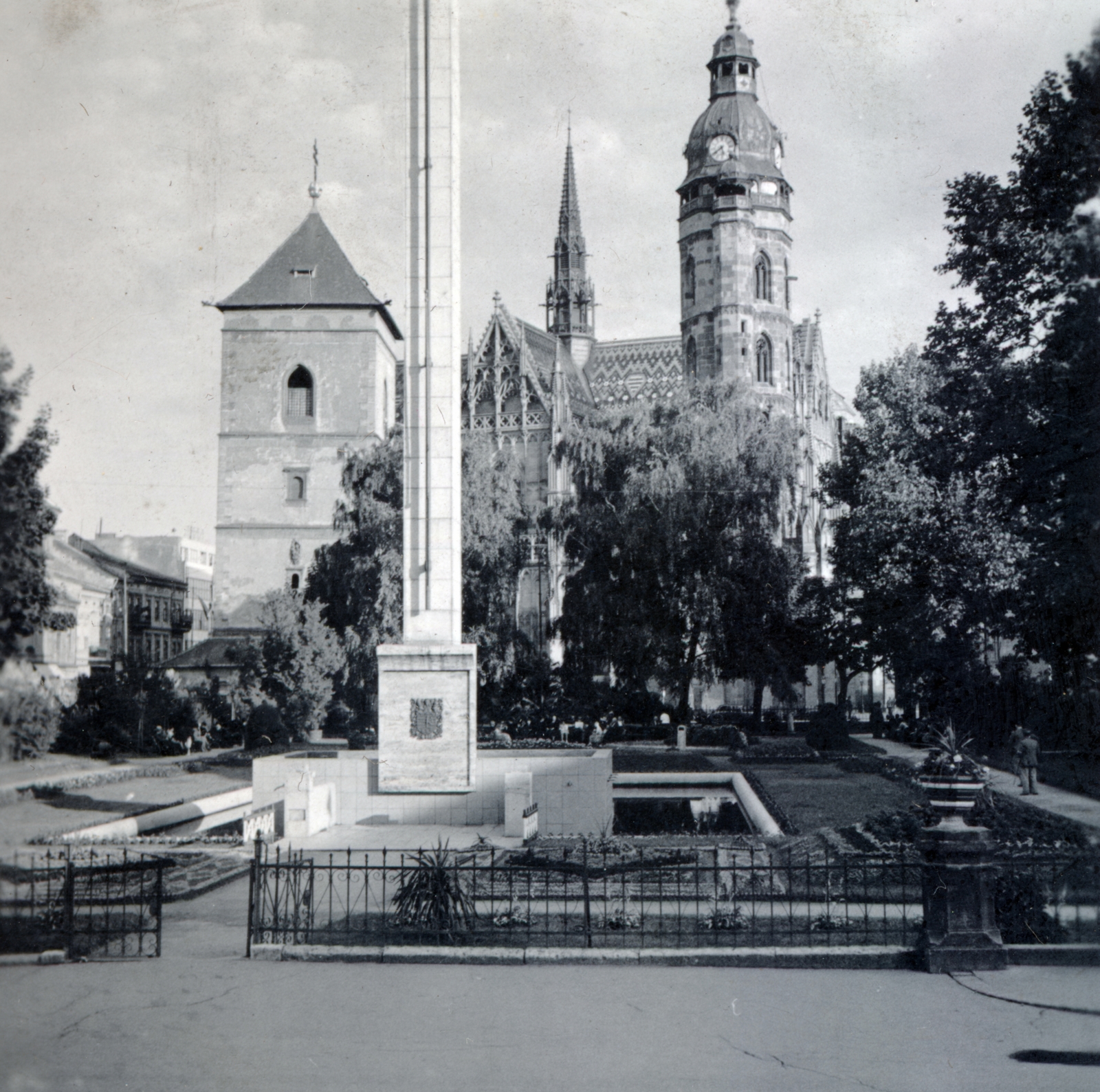 Szlovákia, Kassa, Fő tér (Hlavné namestie), Szent Erzsébet-főszékesegyház (Dóm), előtte az Orbán-torony., 1939, Boda Balázs, emlékmű, Fortepan #160614