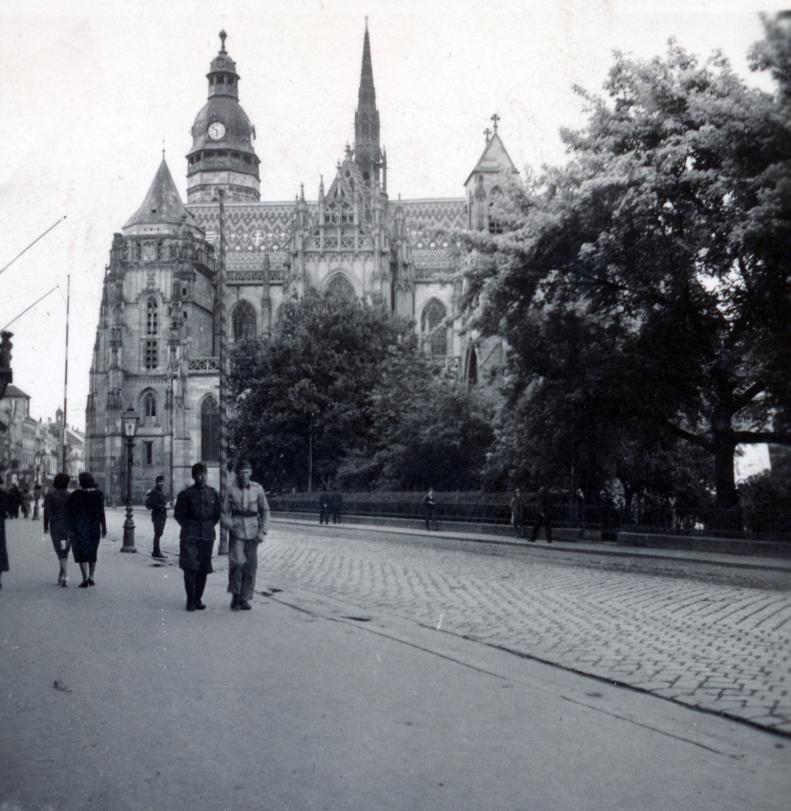 Slovakia, Košice, Fő utca (ulica Hlavná), Szent Erzsébet-főszékesegyház (Dóm), előtte a Szent Mihály-templom., 1939, Boda Balázs, church clock, Fortepan #160615