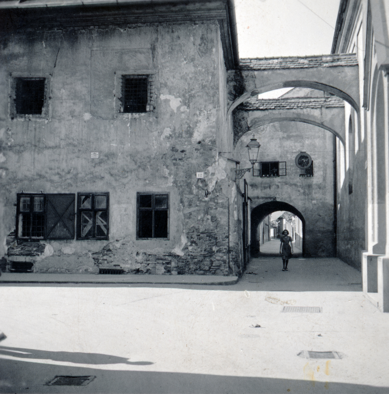 Slovakia, Košice, ulica Pri Miklušovej väznici (ekkor Kálvin tér / Kalvínovo námestie), a Fazekas utca (Hrnčiarska ulica) felé nézve. Balra a Miklós börtön, jobbra a református templom., 1939, Boda Balázs, passage, arch, Fortepan #160616