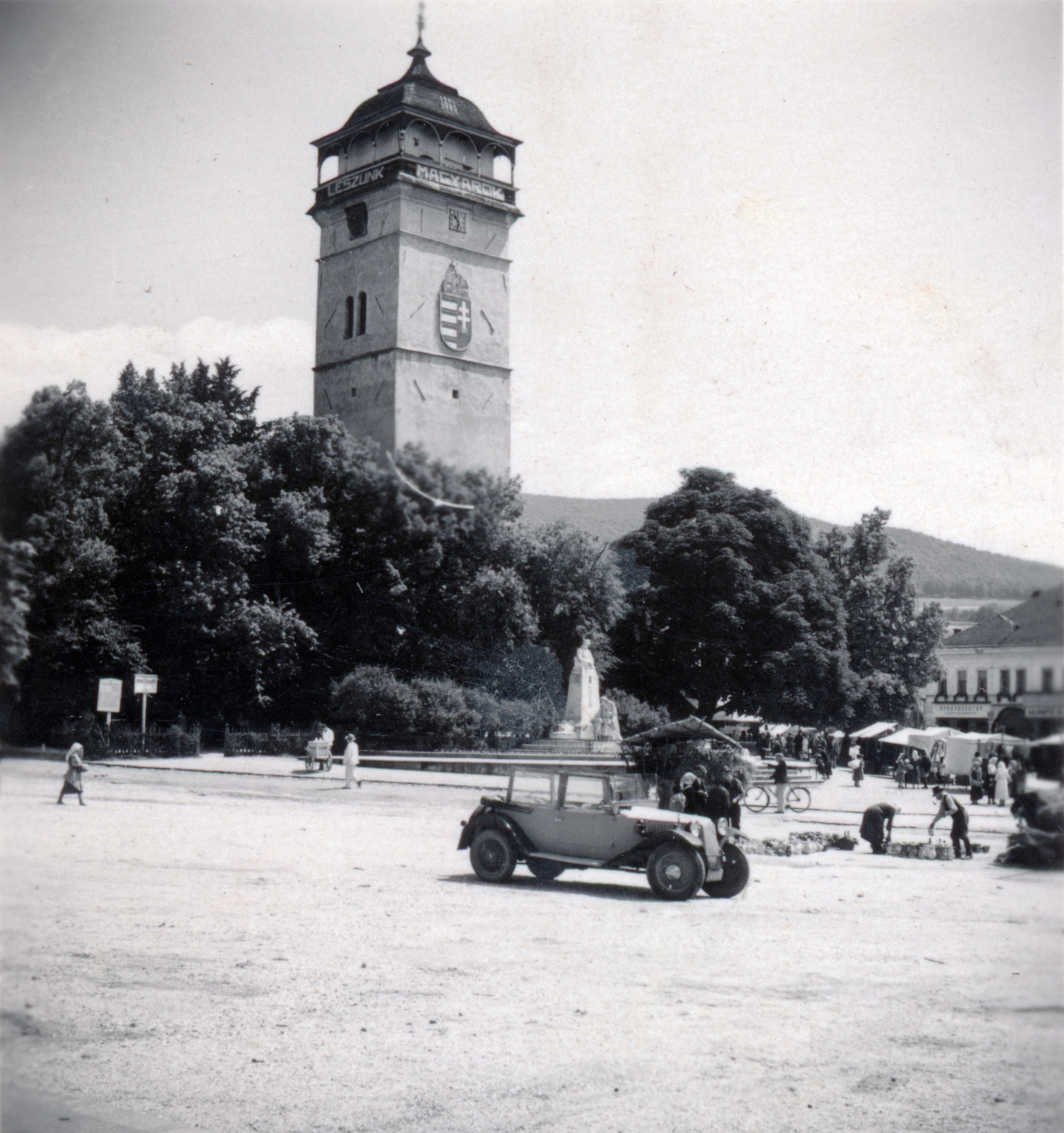 Szlovákia, Rozsnyó, a Városi őrtorony és Andrássy Franciska grófnő mellszobra., 1939, Boda Balázs, automobil, Fortepan #160618