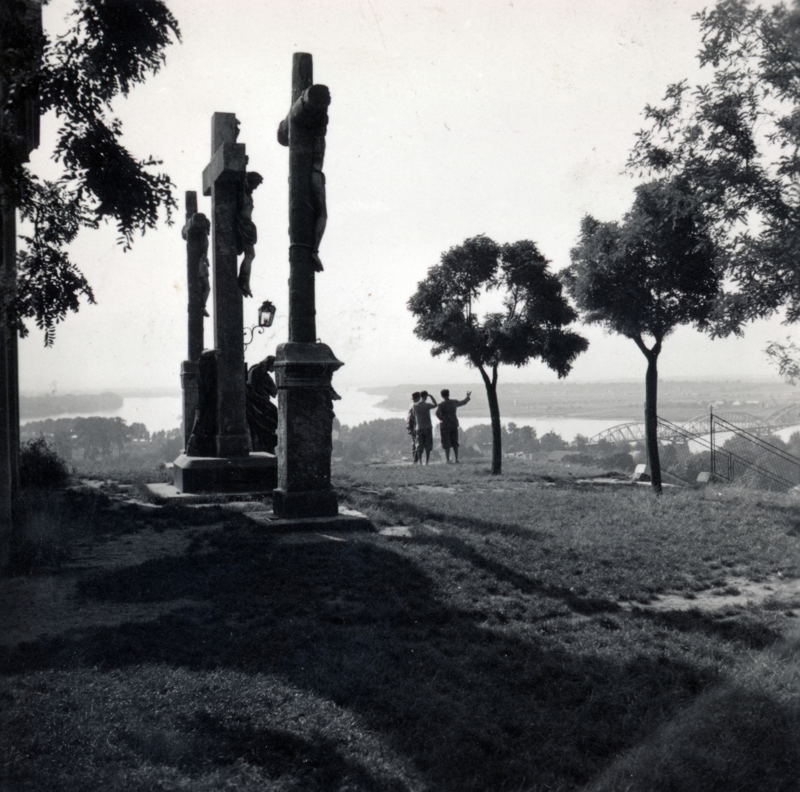 Hungary, Esztergom, Szent Tamás-hegy, kálvária. Jobbra a Mária Valéria híd., 1939, Boda Balázs, back, cross, Fortepan #160634