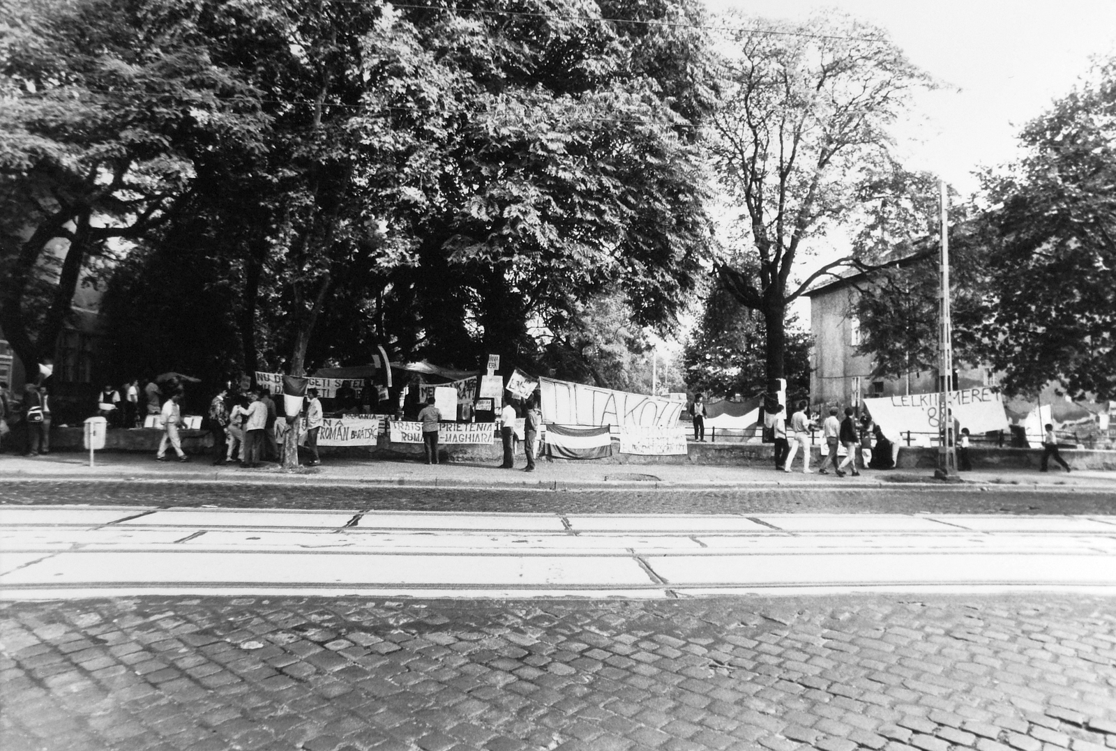Hungary, Budapest XIV., Thököly út, játszótér a Dózsa György úti kereszteződés után, transzparensek az erdélyi falurombolás elleni tüntetésre., 1988, Hegedűs Judit, politics, cobblestones, strike, rails, banner, demonstration board, Budapest, regime change, Fortepan #16064
