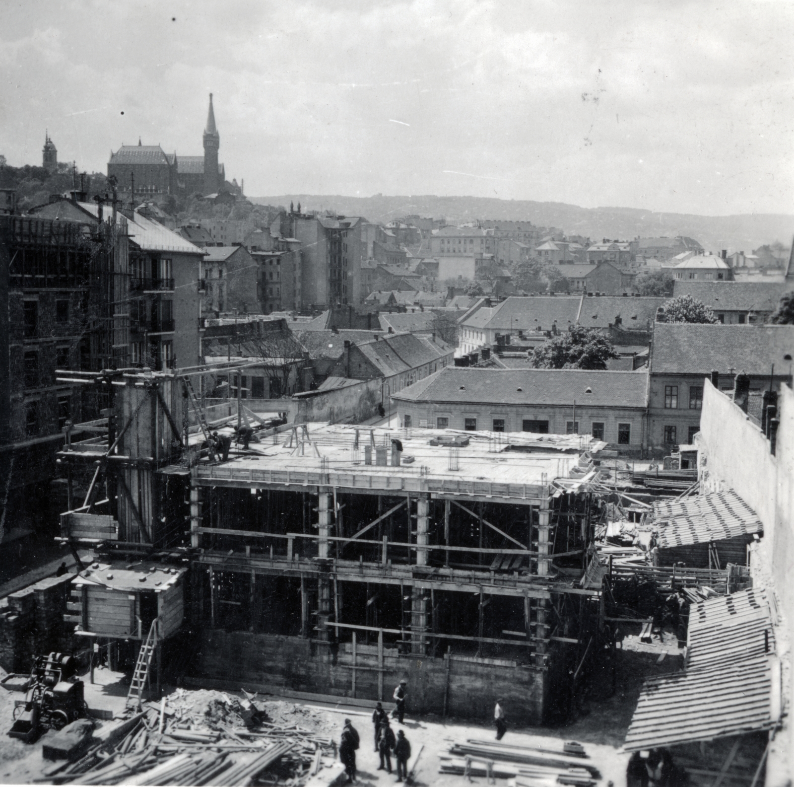 Magyarország, Budapest II.,Budapest I., kilátás a Fő utca 49.-ből, balra a Csalogány utca, fenn a Magyar Országos Levéltár épülete. Előtérben a Csalogány 3/b építkezése., 1940, Boda Balázs, Budapest, Fortepan #160648