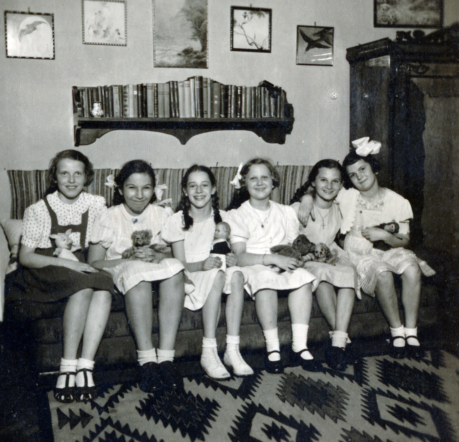 1940, Boda Balázs, toy animal, girls, photo in a frame, bookshelf, toy doll, Fortepan #160656