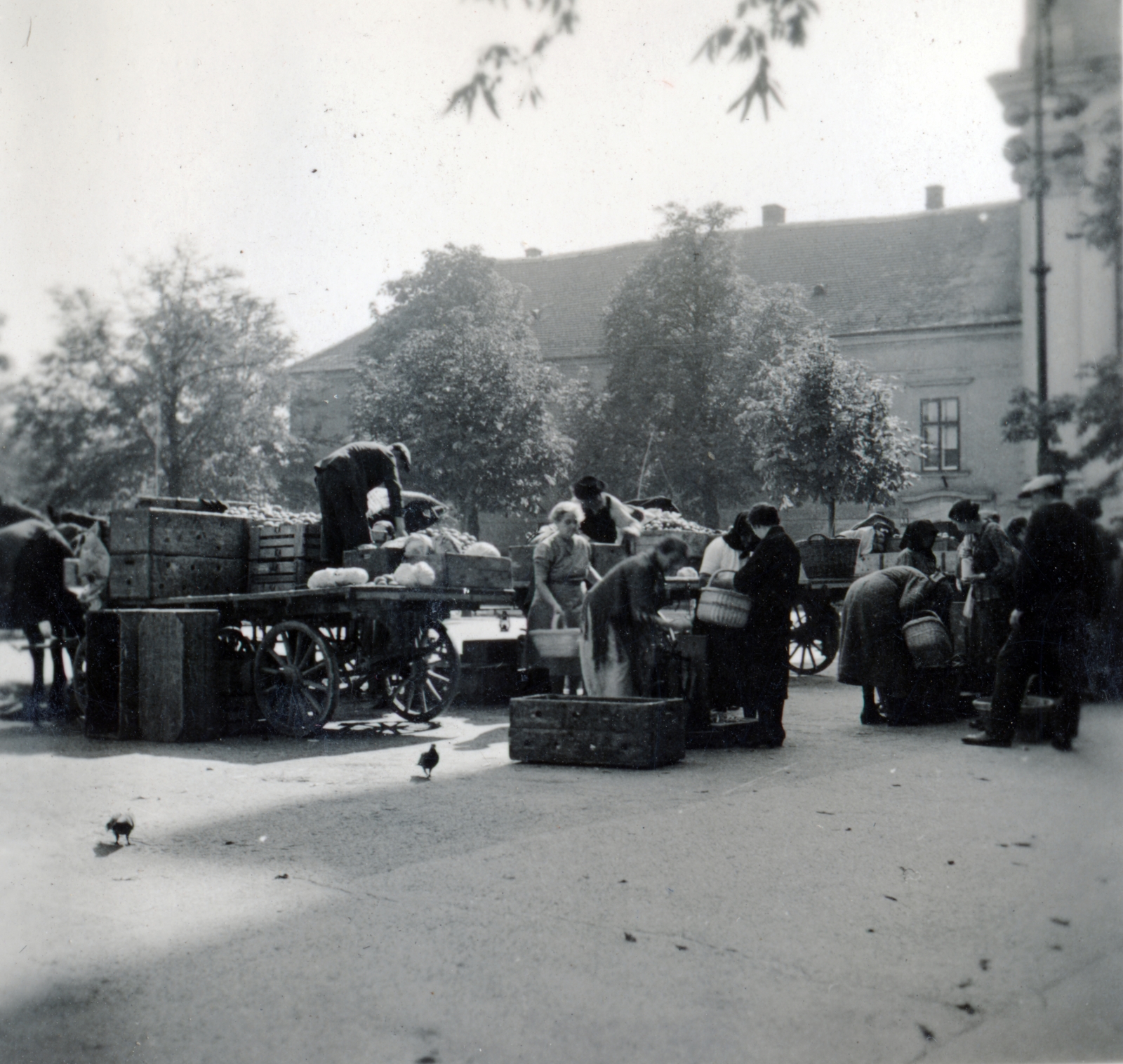 Hungary, Budapest I., Batthyány tér, jobbra a Szent Anna-templom épületének sarka látszik., 1940, Boda Balázs, Budapest, chest, basket, packet, Fortepan #160664