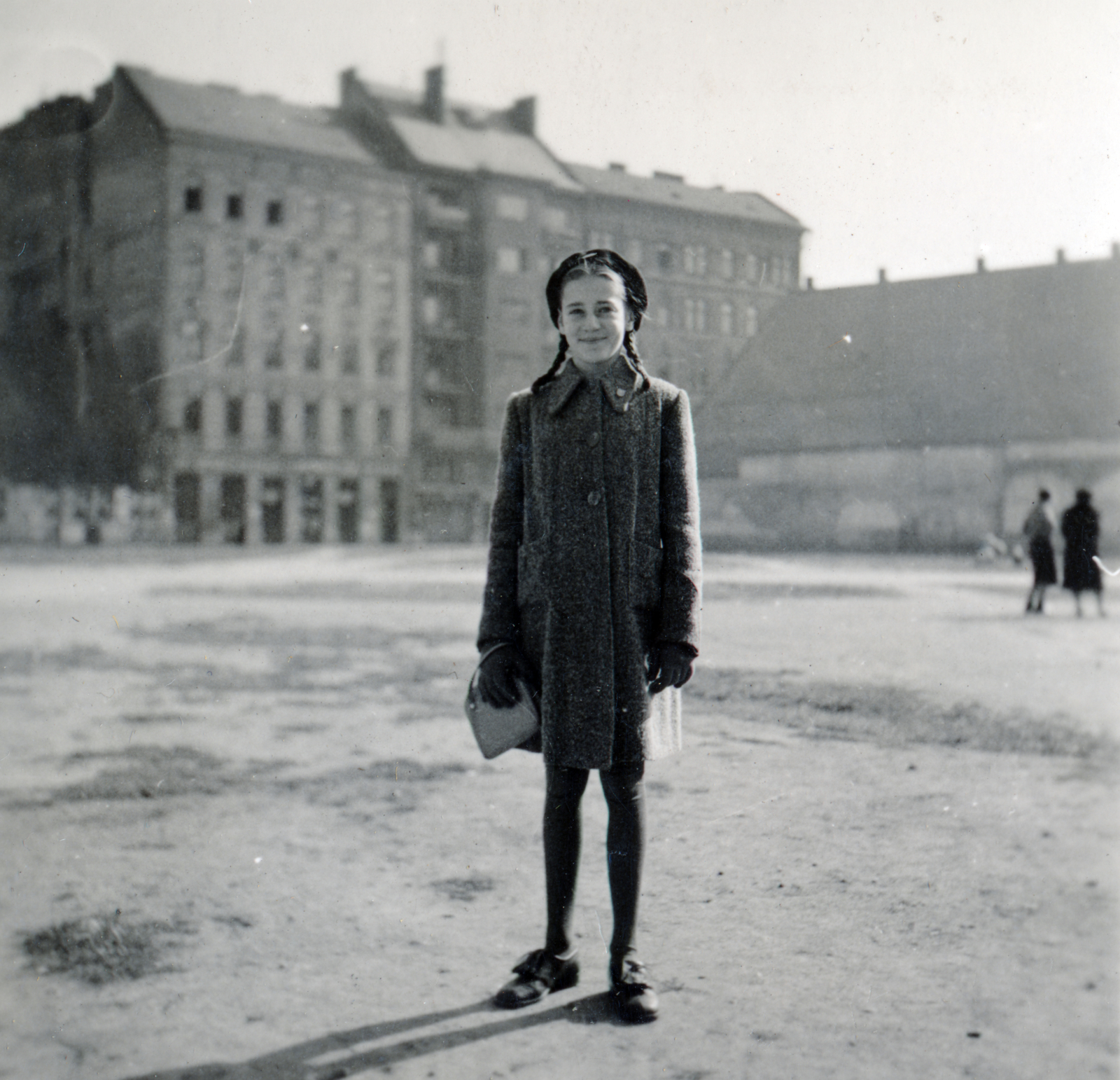 Hungary, Budapest II., a mai Nagy Imre tér, a teresedés a Fő utca, a Vitéz utca és a Gyorskocsi utcák által határolt Három Nyúl kaszárnya (később Gróf Forgách laktanya) lebontásával alakult ki. Szemben a Fő utca., 1941, Boda Balázs, girl, girl, Budapest, Fortepan #160670