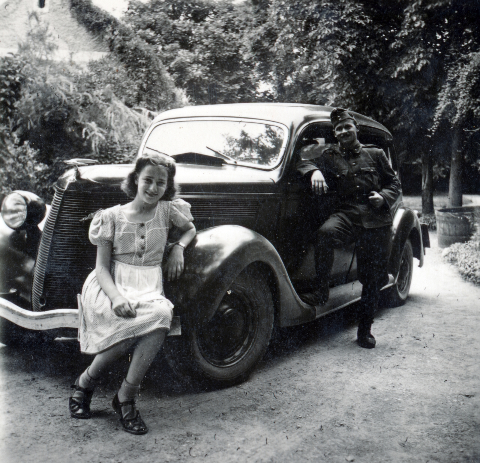Hungary,Lake Balaton, Paloznak, Venyige utca, kúria és vincellérház, később Boda-Ponori Thewrewk nyaraló., 1942, Boda Balázs, girls'n'cars, sitting on a car, Fortepan #160682