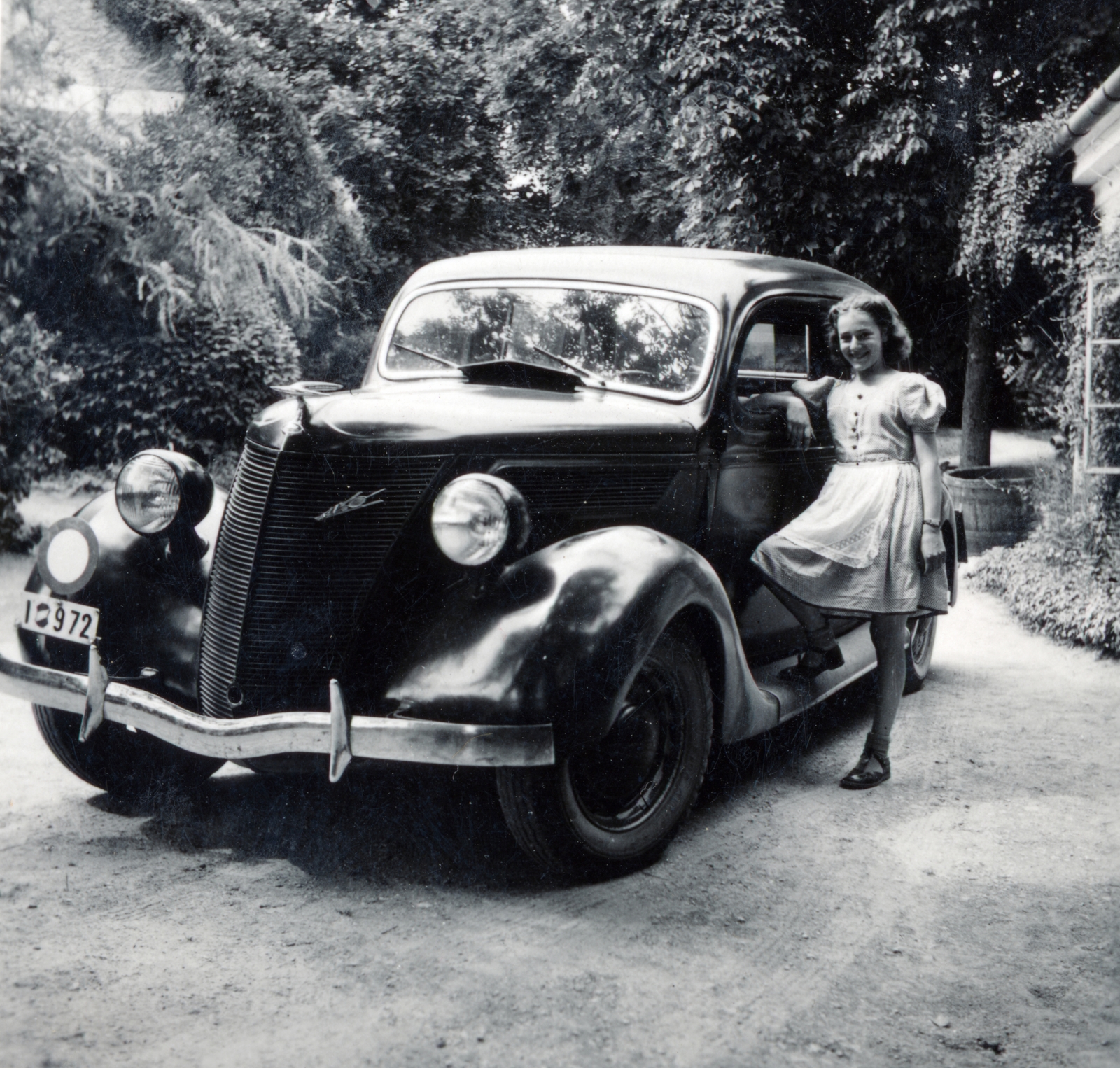 Hungary,Lake Balaton, Paloznak, Venyige utca, kúria és vincellérház, később Boda-Ponori Thewrewk nyaraló., 1942, Boda Balázs, number plate, girls'n'cars, Fortepan #160684
