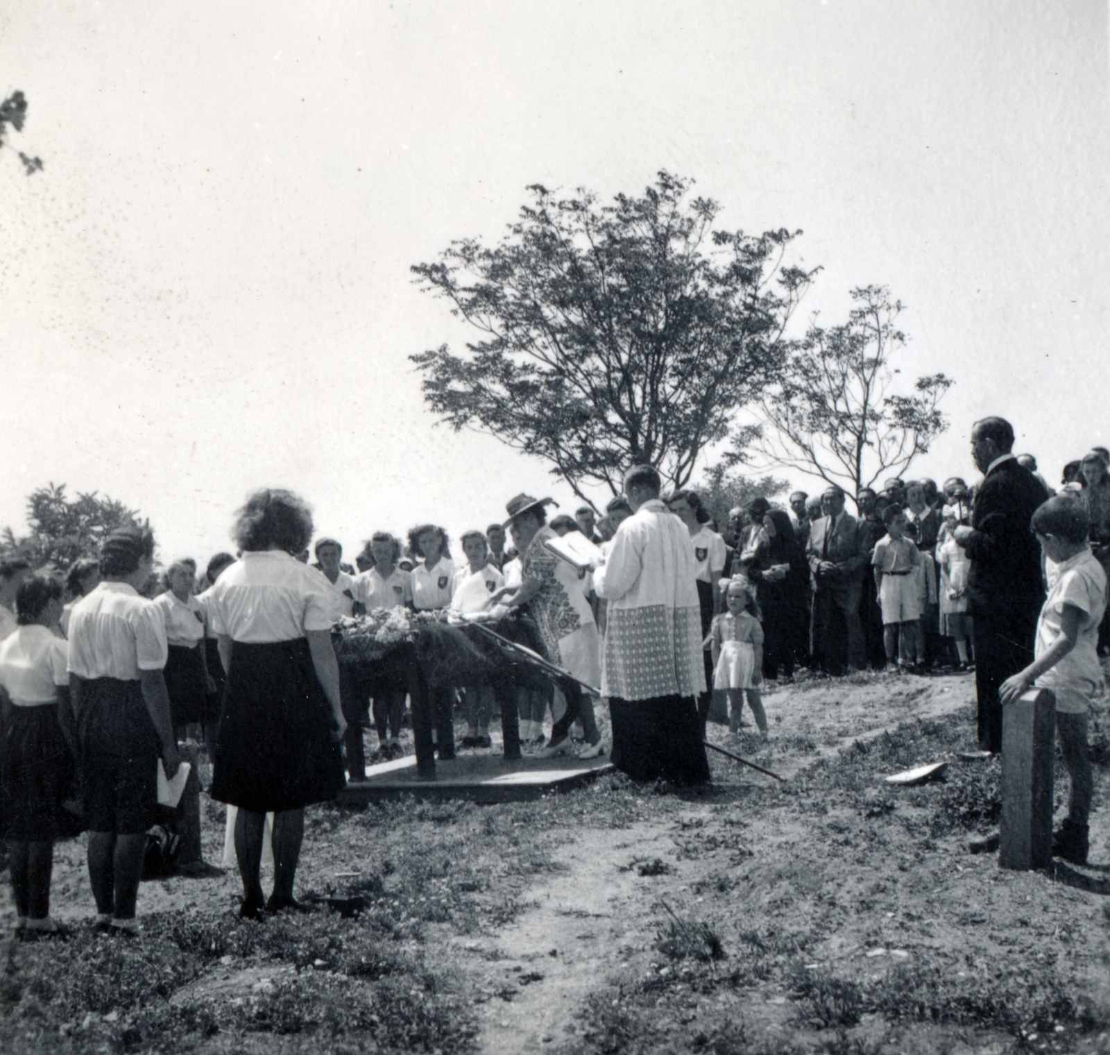 Hungary,Lake Balaton, Paloznak, a felvétel a katolikus templom mellett készült., 1943, Boda Balázs, festive, Fortepan #160696