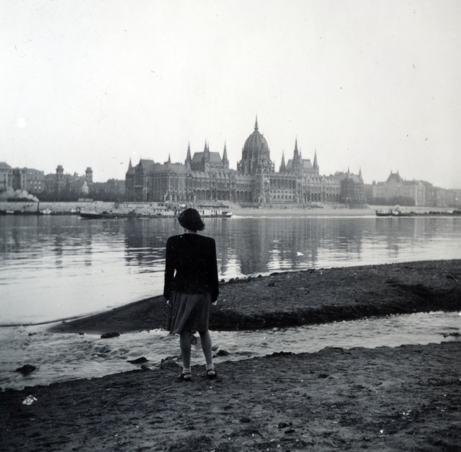 Hungary, Budapest II.,Budapest V., a budai alsó rakpart a Bem József (Pálffy) térnél, szemben a Parlament., 1943, Boda Balázs, Budapest, shore, woman, back, Fortepan #160701