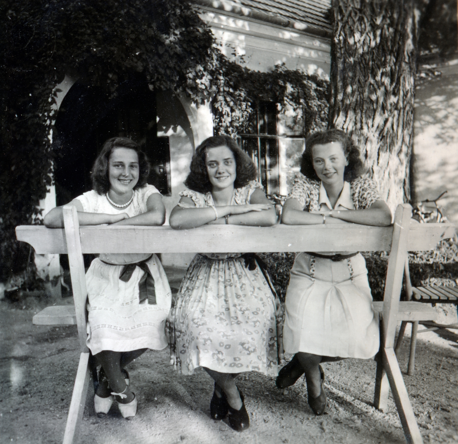 Hungary,Lake Balaton, Paloznak, Pongrácz-kastély., 1944, Boda Balázs, lady, bench, smile, summer dresses, three people, Fortepan #160706