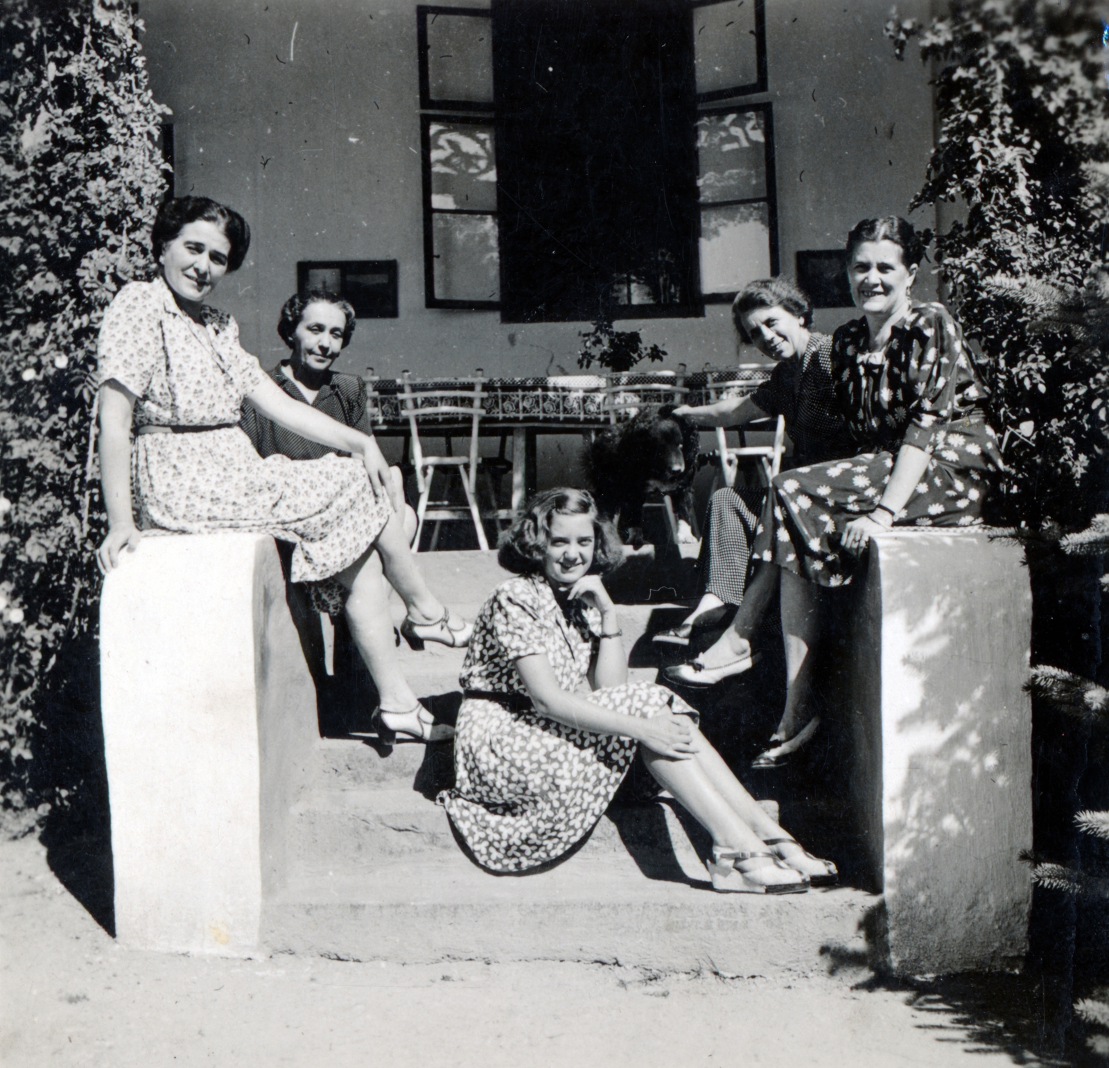Hungary,Lake Balaton, Paloznak, Pongrácz-kastély., 1944, Boda Balázs, lady, terrace, summer, summer dresses, Fortepan #160707
